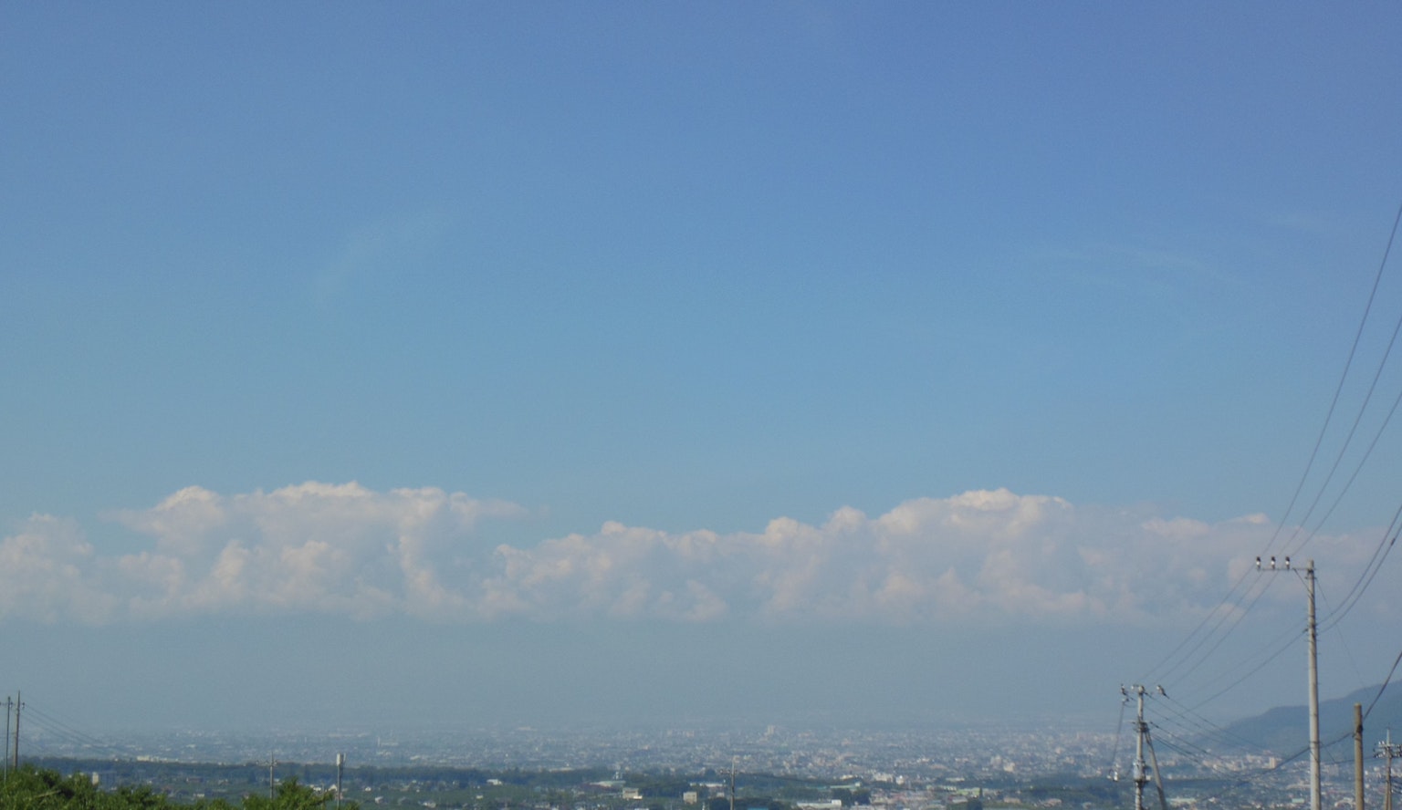 Pemandangan luas langit biru dengan awan putih