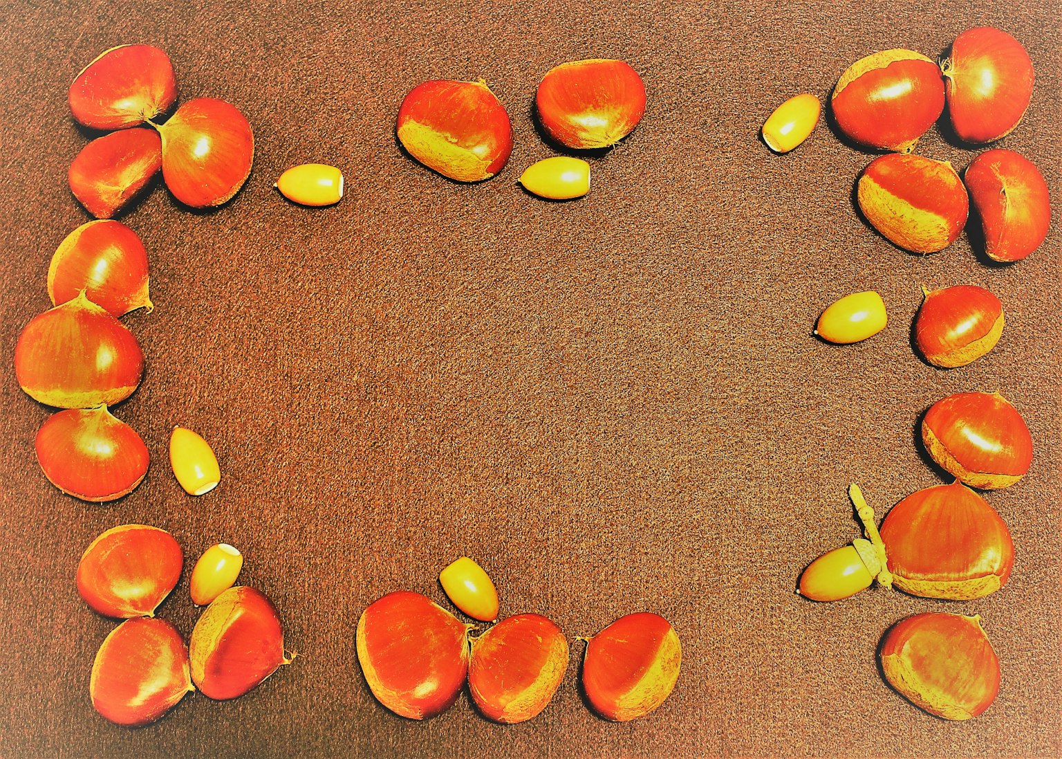 Susunan buah merah dan biji kuning di permukaan cokelat