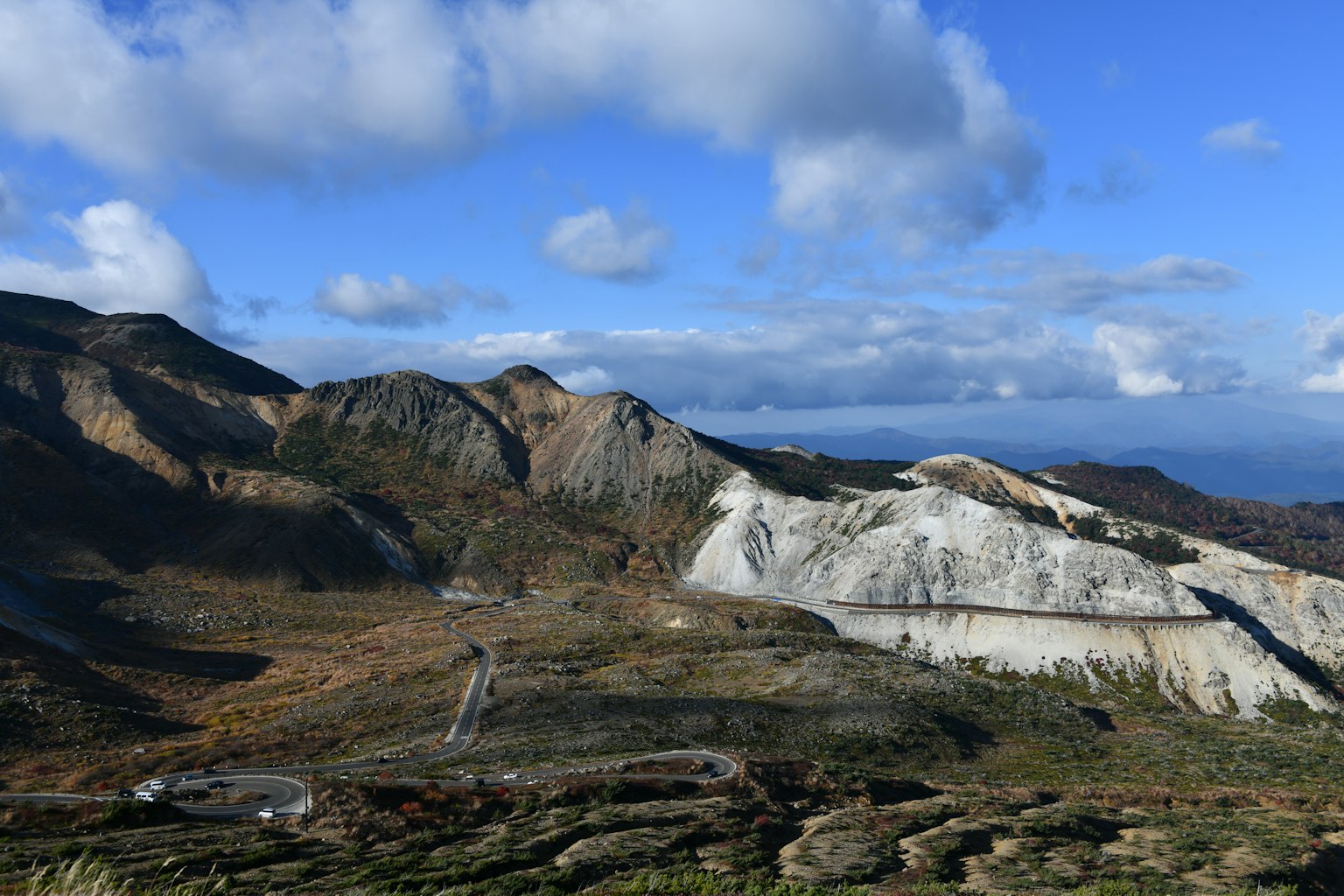 Atemberaubende Berglandschaft unter einem blauen Himmel mit auffälligen weißen Felsformationen