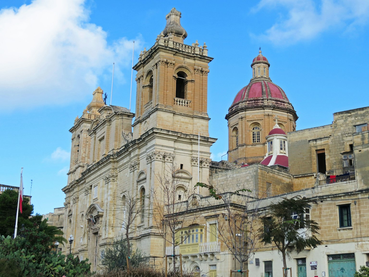 Historisches Gebäude in Malta mit Kathedralenfassade und blauem Himmel