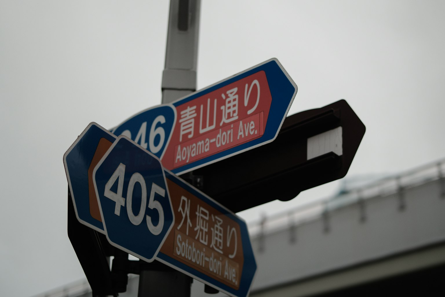 青山通和外苑通交叉口的交通标志