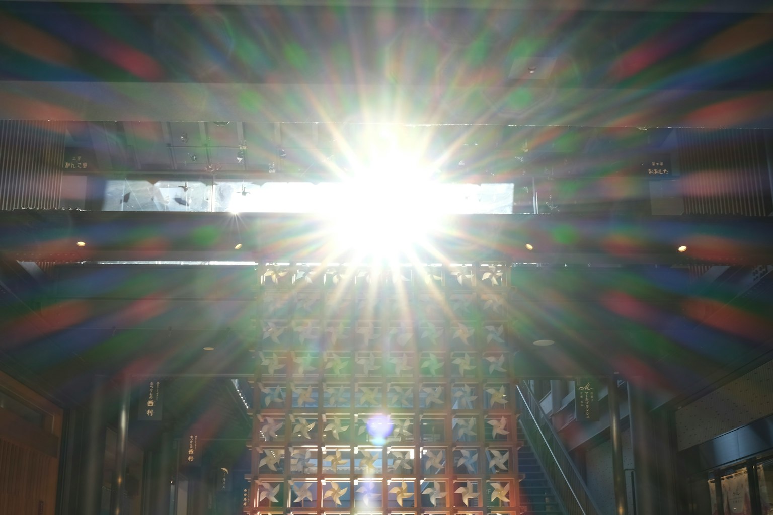 Helles Licht, das durch eine Struktur mit bunten Mustern scheint