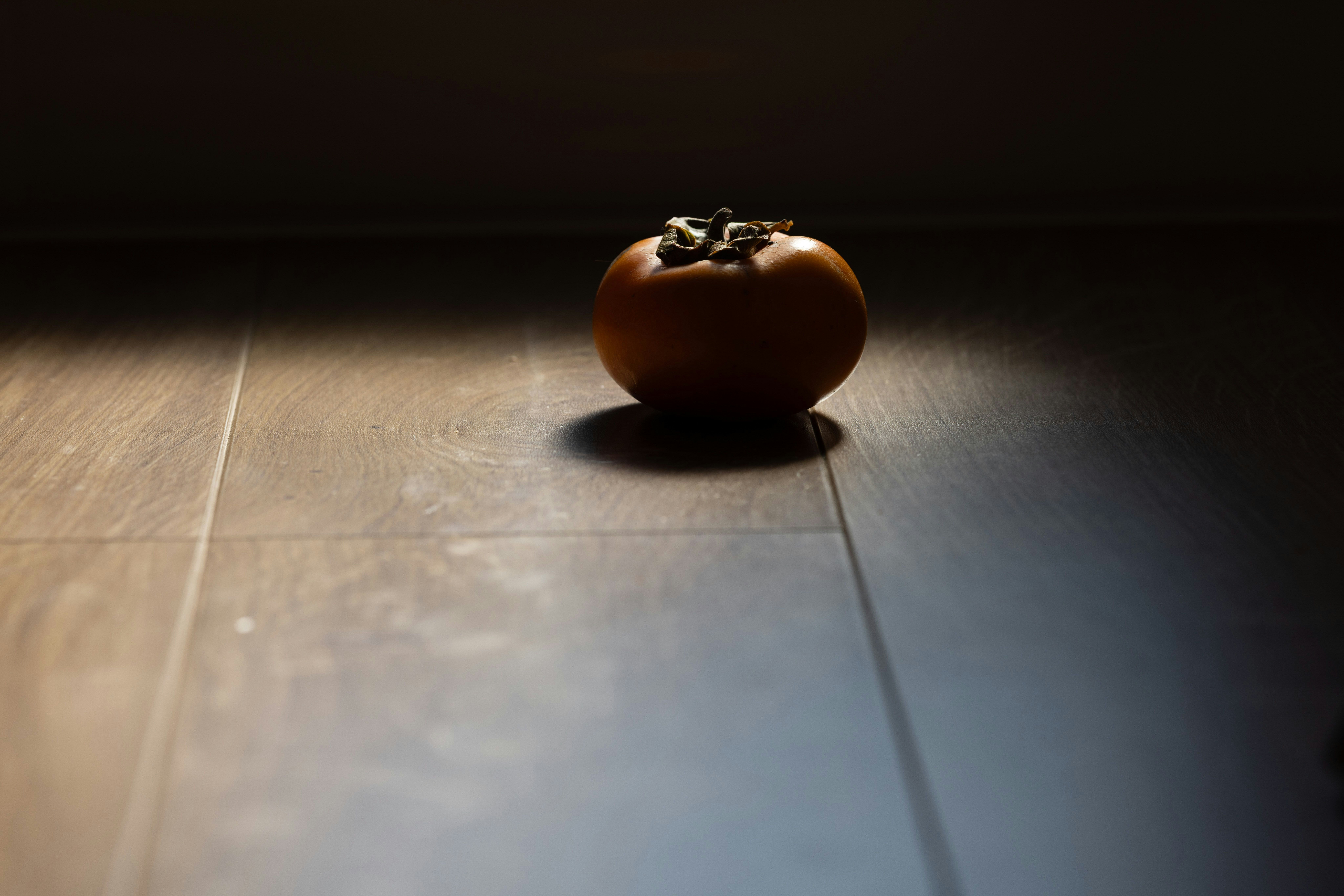 un pomodoro sul pavimento