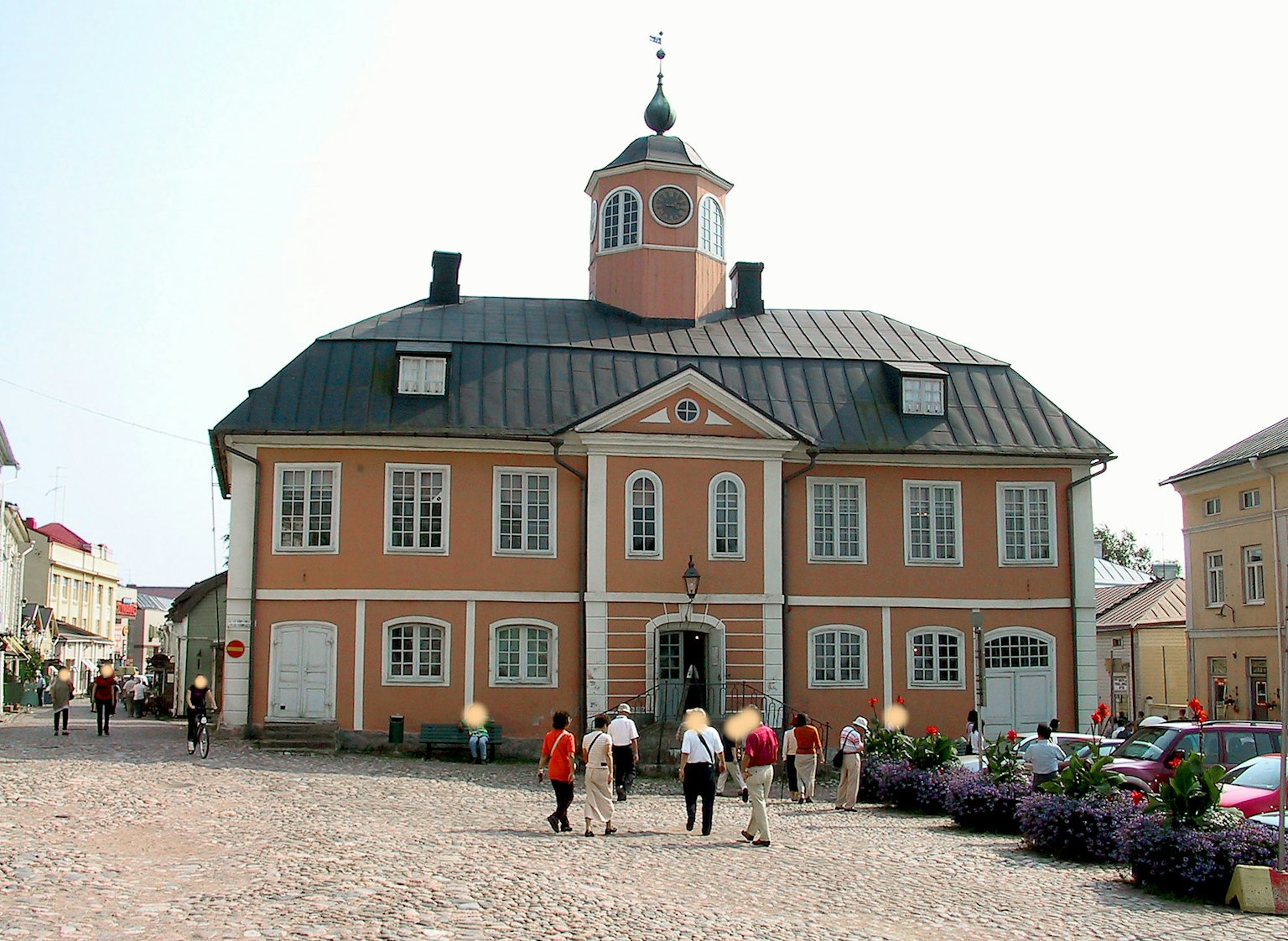 Bâtiment historique avec une façade orange situé dans une place