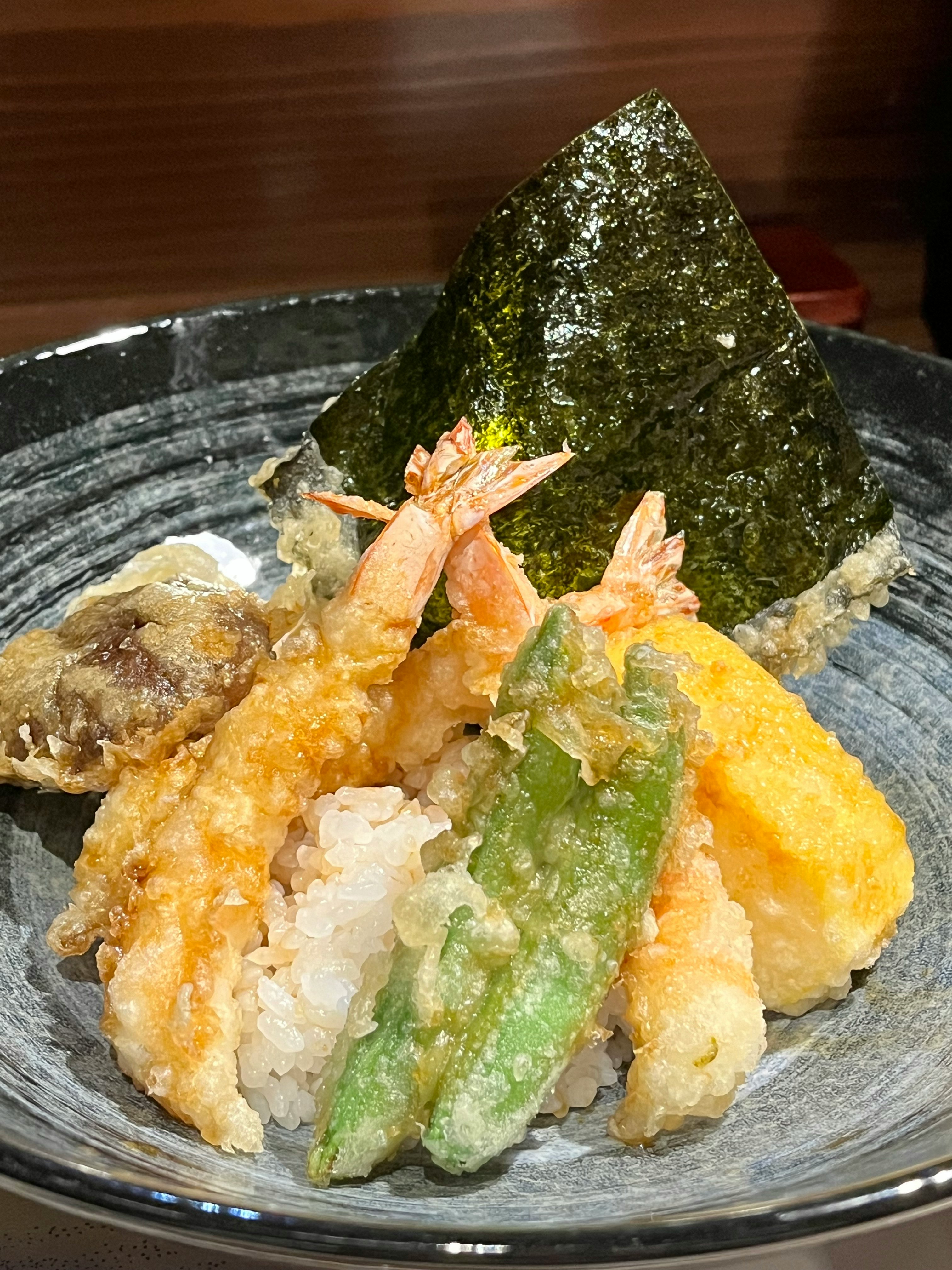 海老天と野菜天、のり天がのった天丼の器のアップ