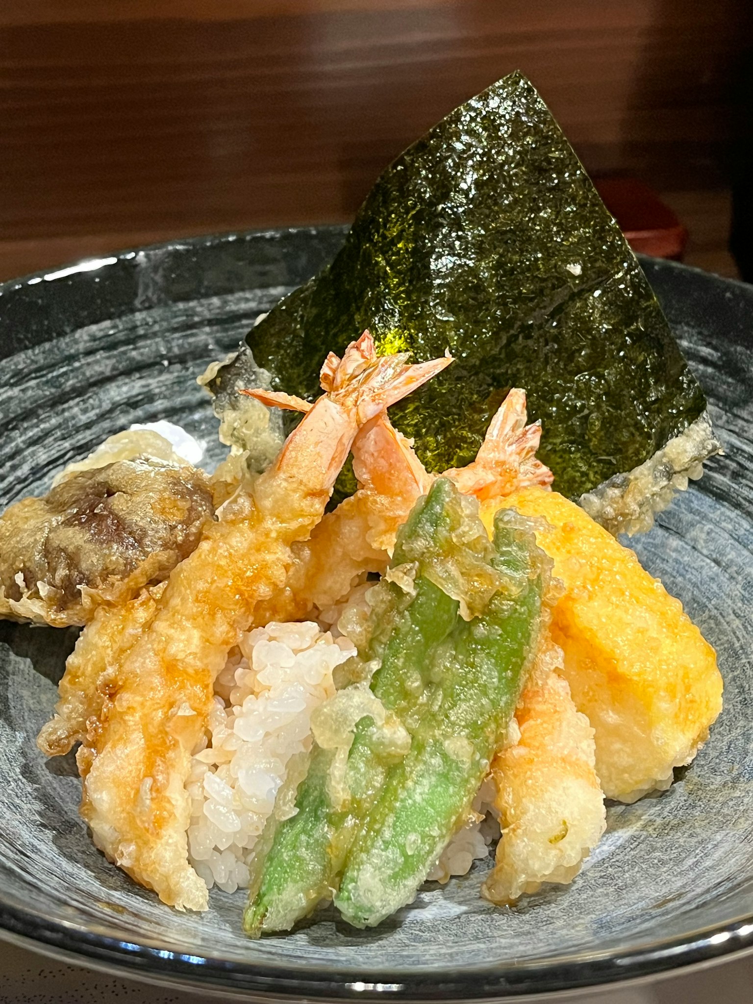 Một đĩa tempura tôm và rau được sắp xếp theo phong cách Nhật Bản truyền thống