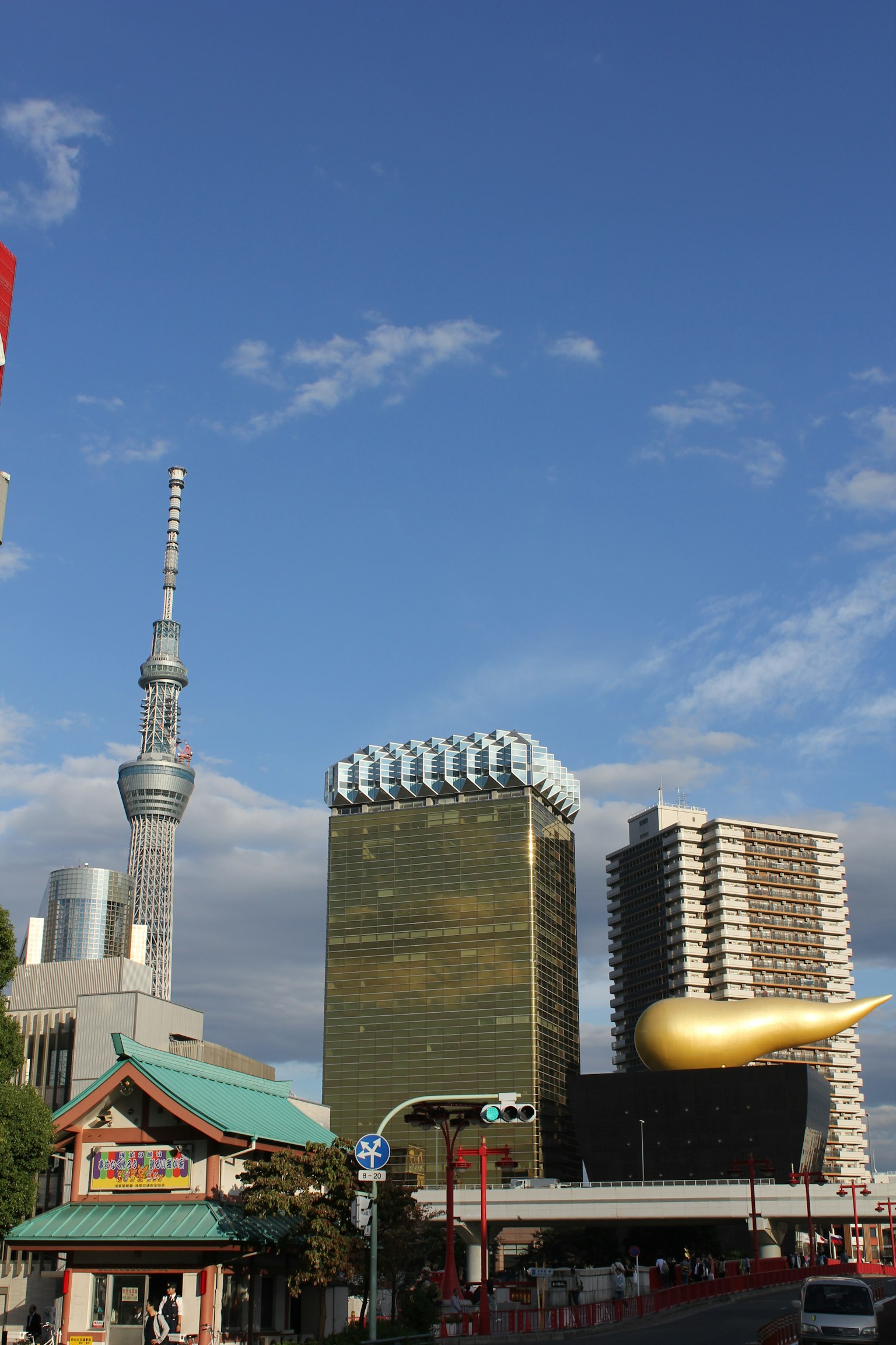 Tokyo Skytree y la torre Asahi con cielo azul