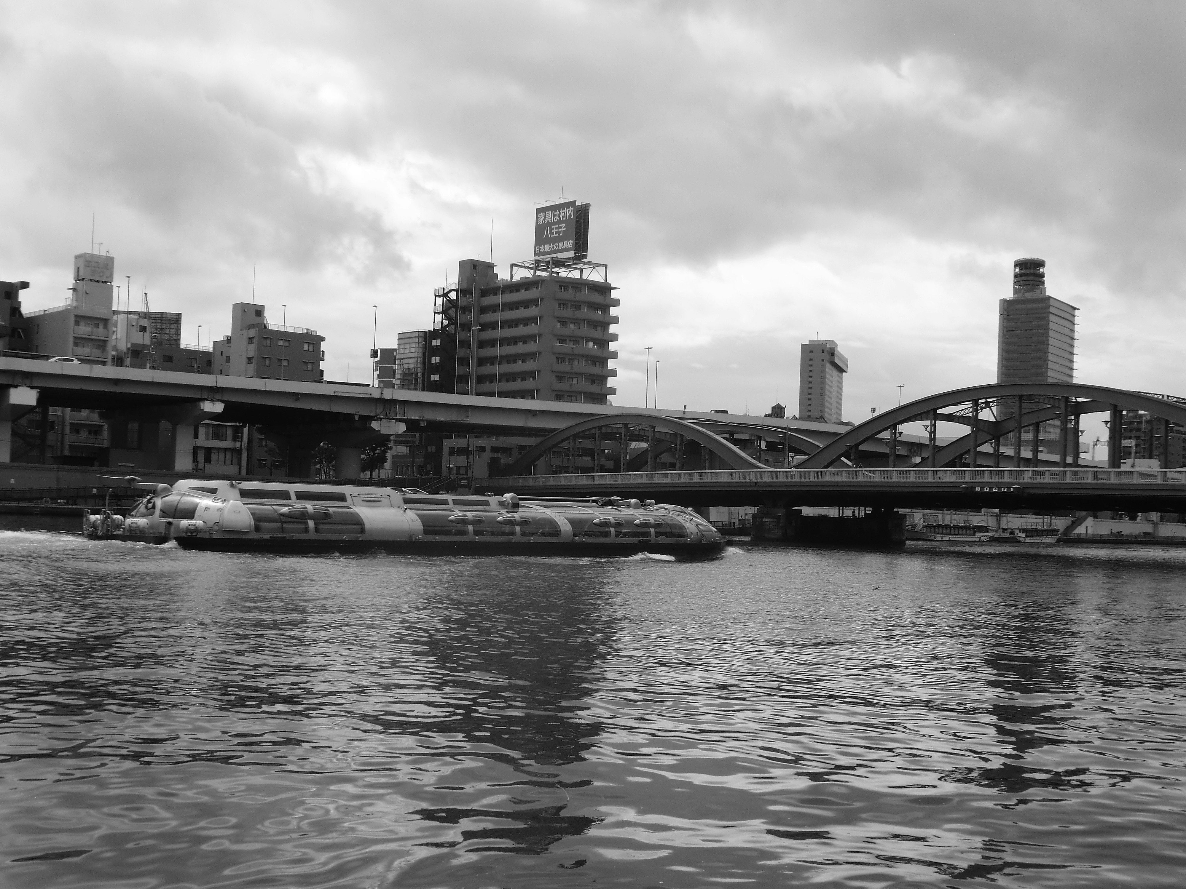 隅田川沿いのモノクロの橋と川面の風景