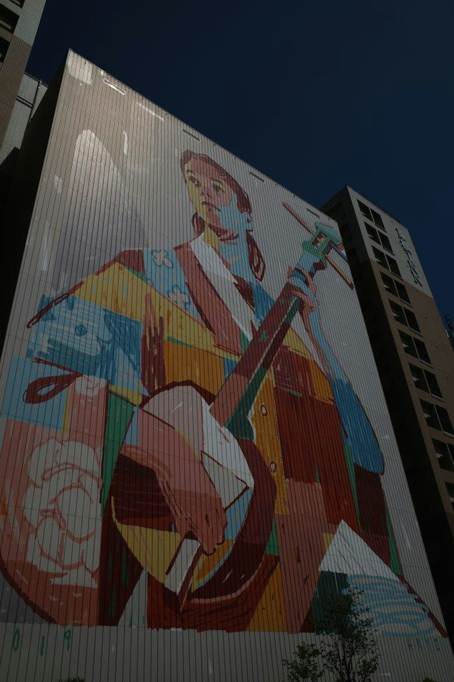 Mural vibrant représentant une femme tenant un instrument de musique