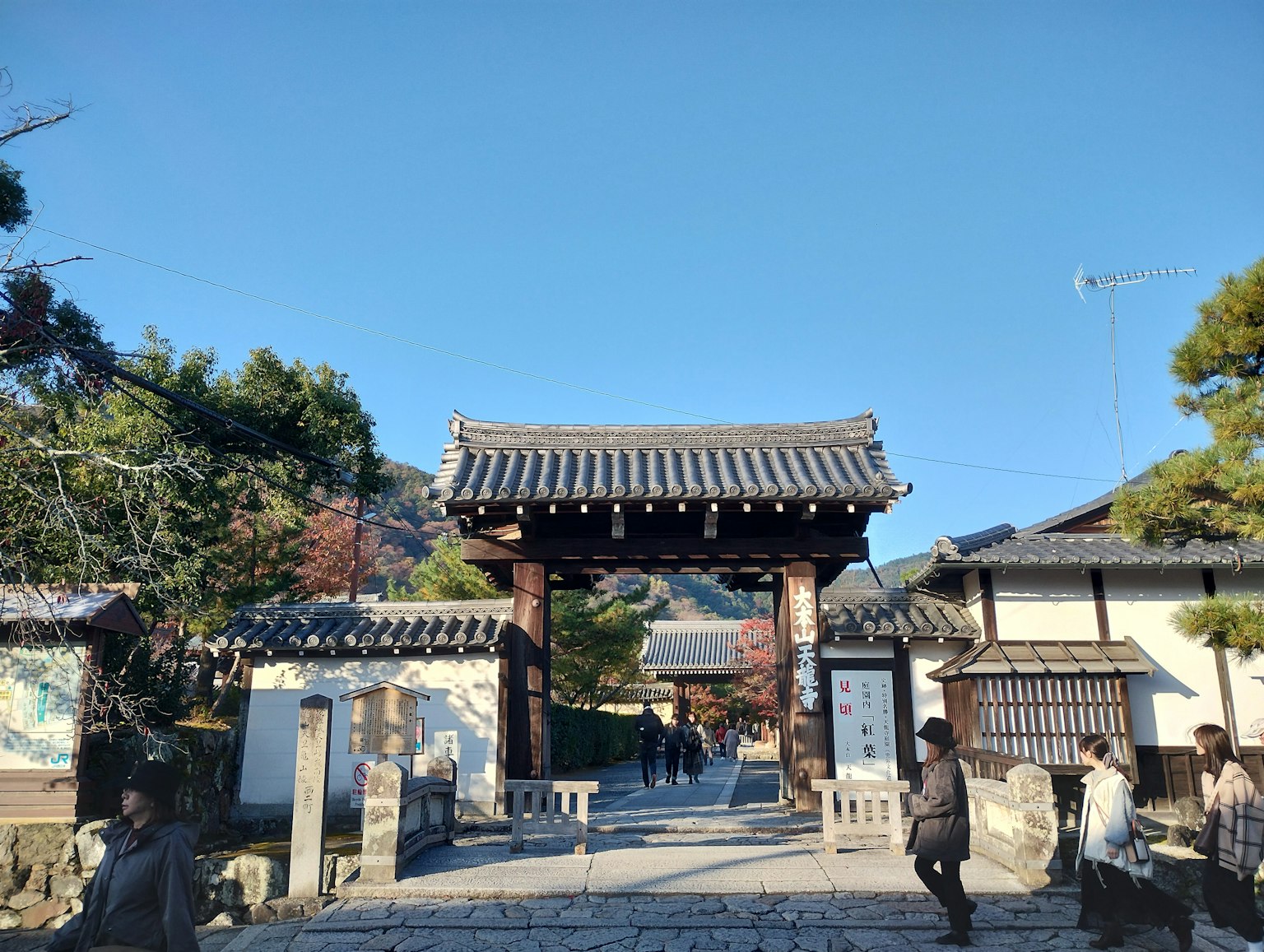 Una hermosa puerta de templo se alza bajo un cielo azul claro