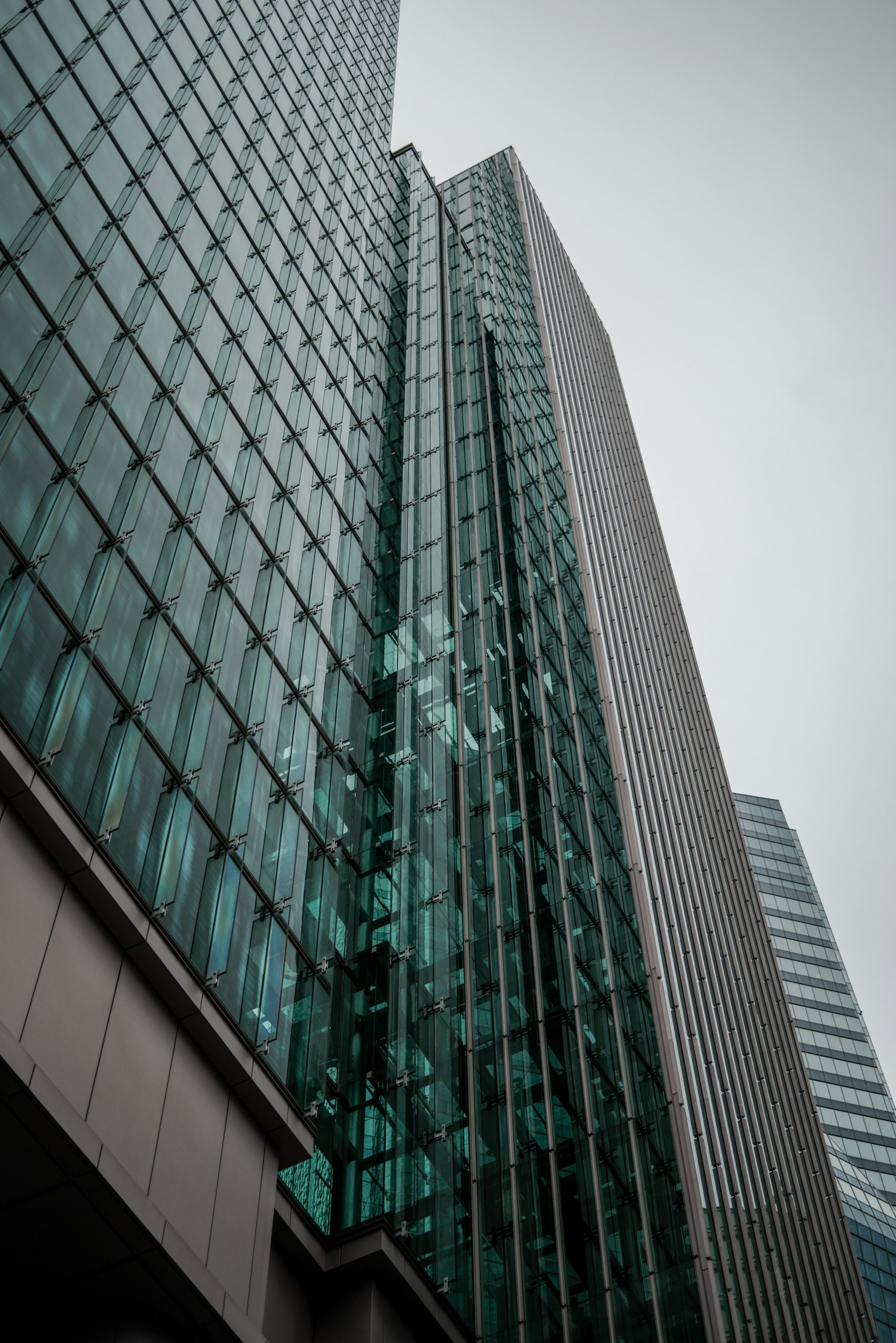 Gratte-ciel avec façade en verre et design moderne