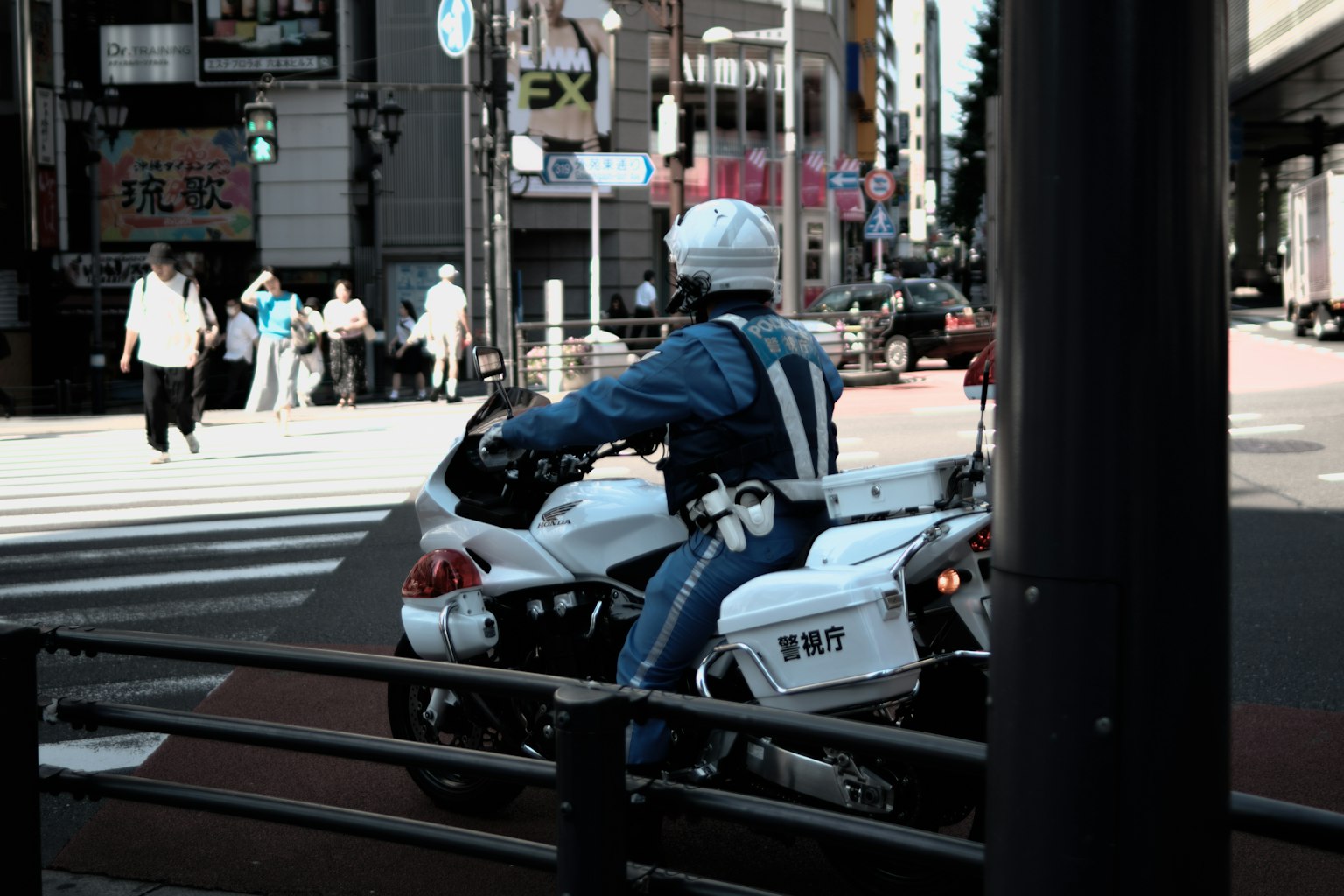 Scène d'intersection urbaine avec un policier sur une moto blanche