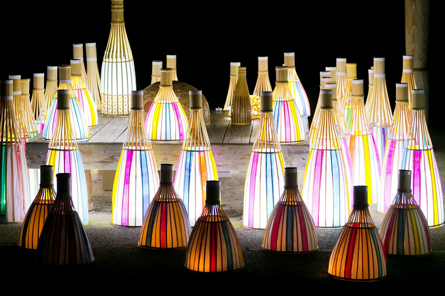 Lampes colorées disposées dans une scène nocturne