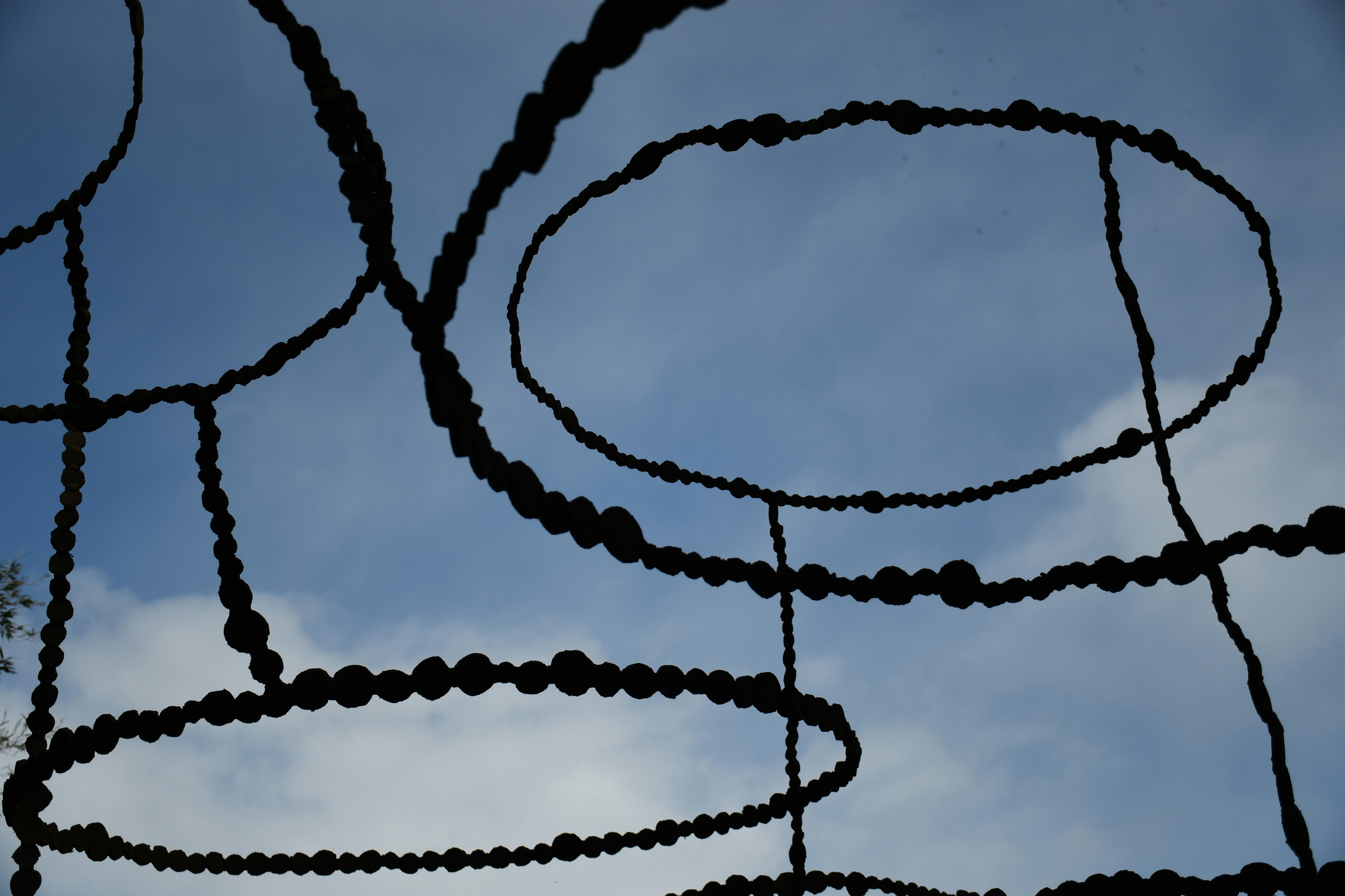 arcs courbes abstraits qui se chevauchent, tracés en lignes noires