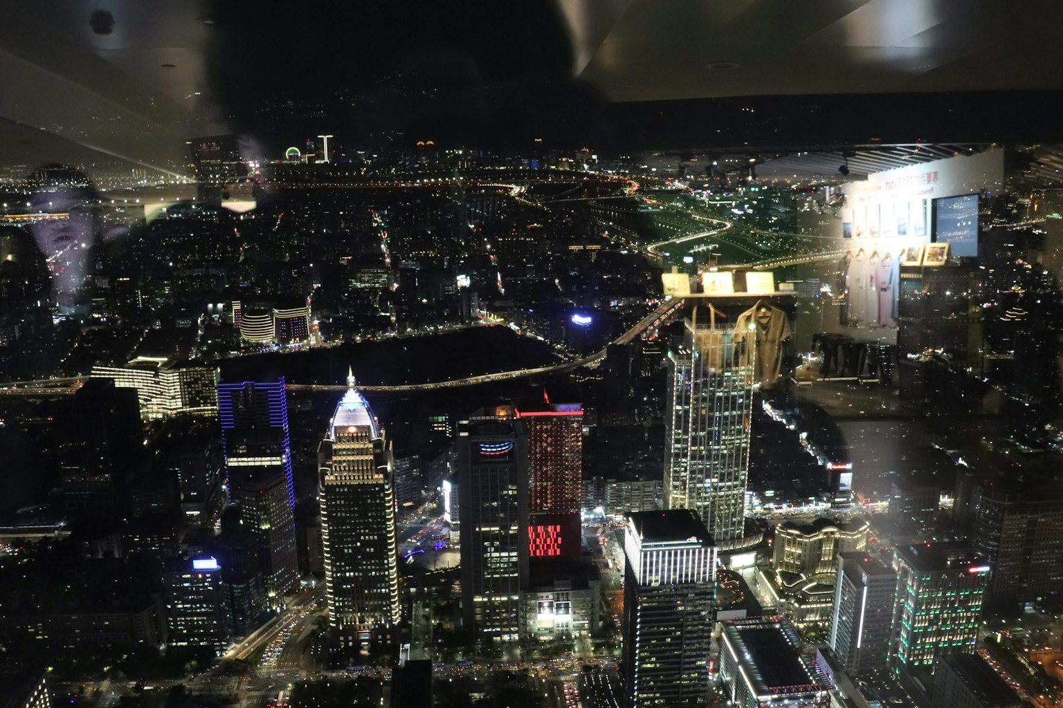 Pemandangan udara cakrawala Singapura di malam hari dengan gedung pencakar langit yang diterangi