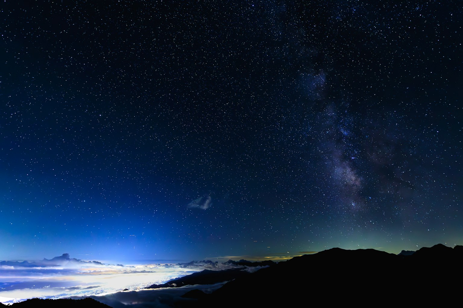 별과 구름 바다 위의 은하수가 있는 멋진 야경