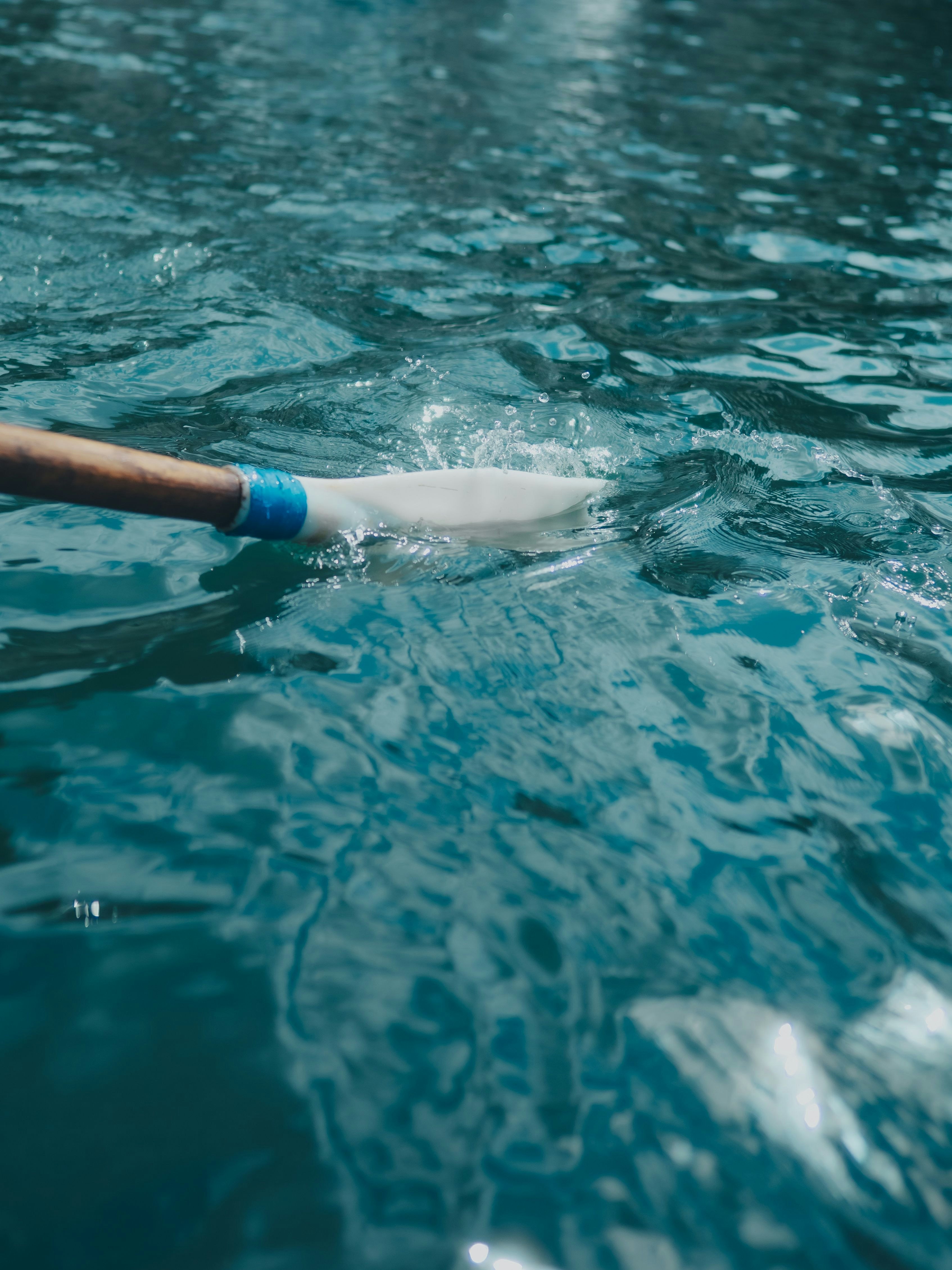 プールで泳ぐ人の水しぶきと水面