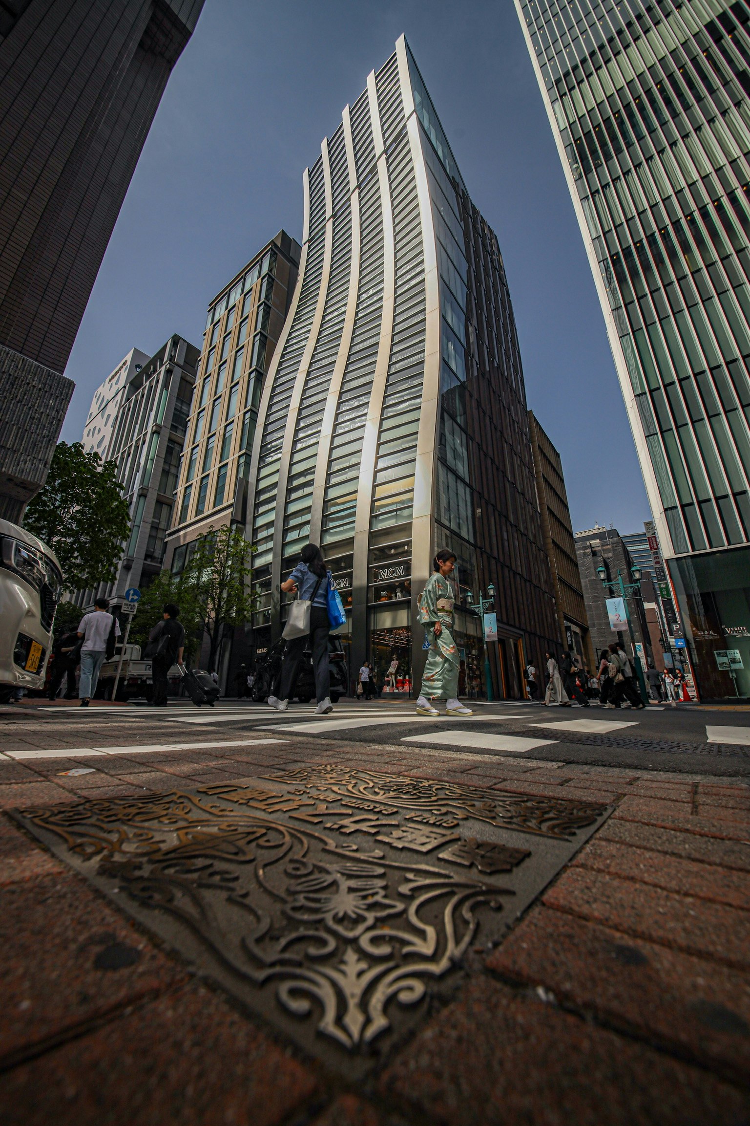 曲线设计的摩天大楼和行人在城市街景中