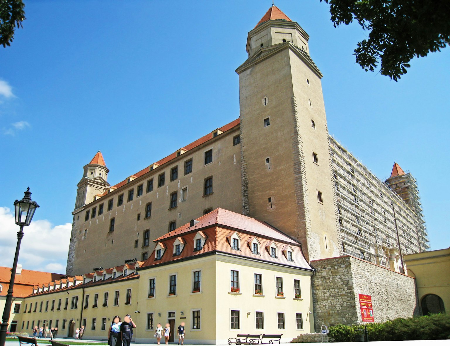 Ngoại thất hùng vĩ của Lâu đài Bratislava với nền trời xanh