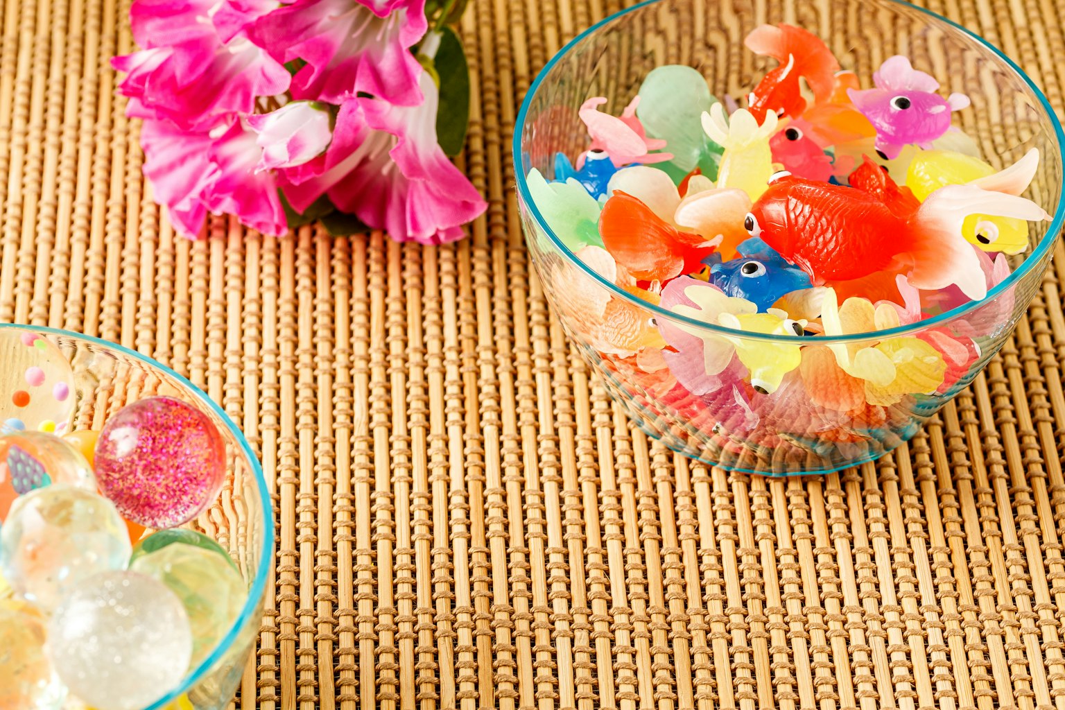 Ikan jelly berwarna-warni dalam mangkuk dengan susunan bunga