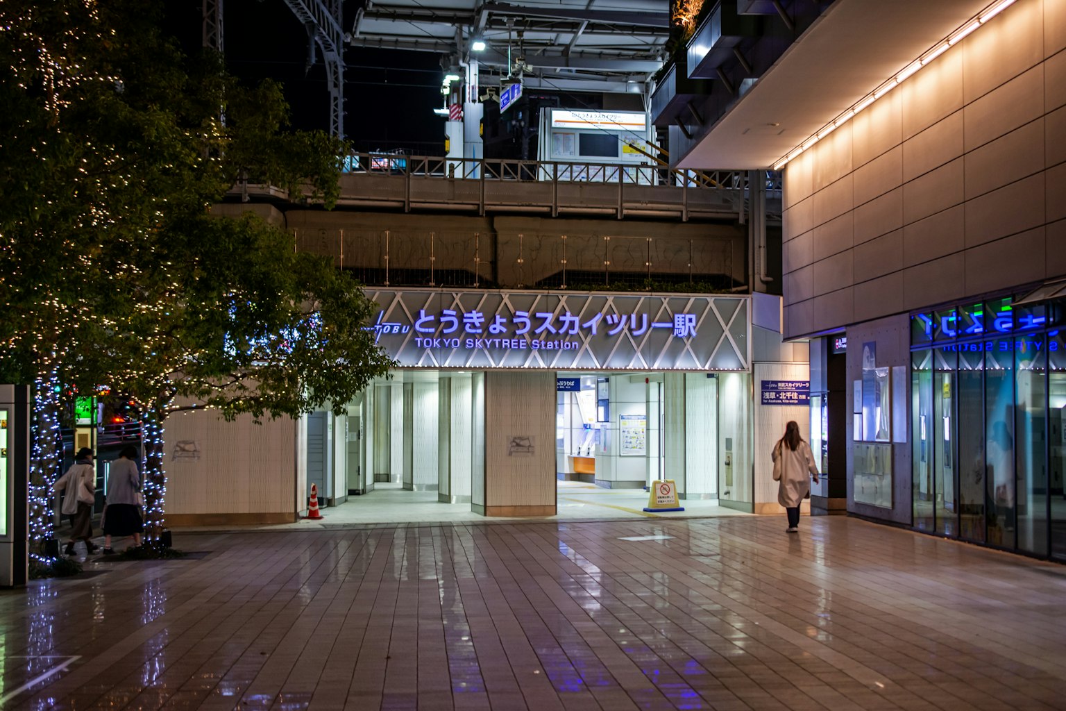 Exterior de un edificio moderno por la noche con cartel brillante