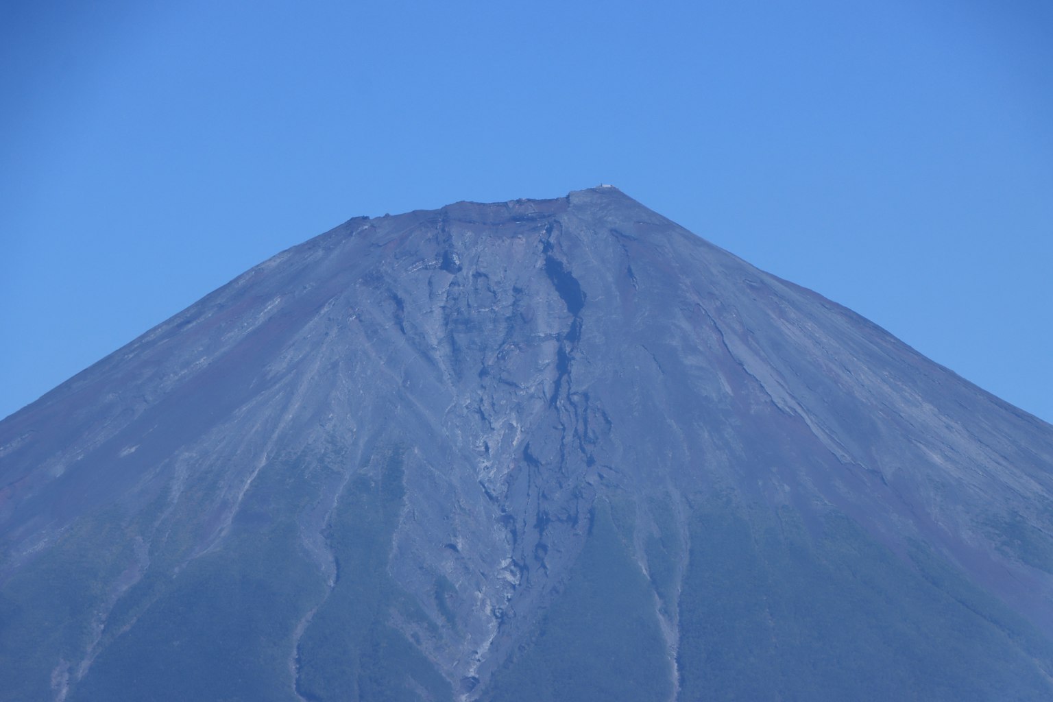 在藍天下聳立的火山頂