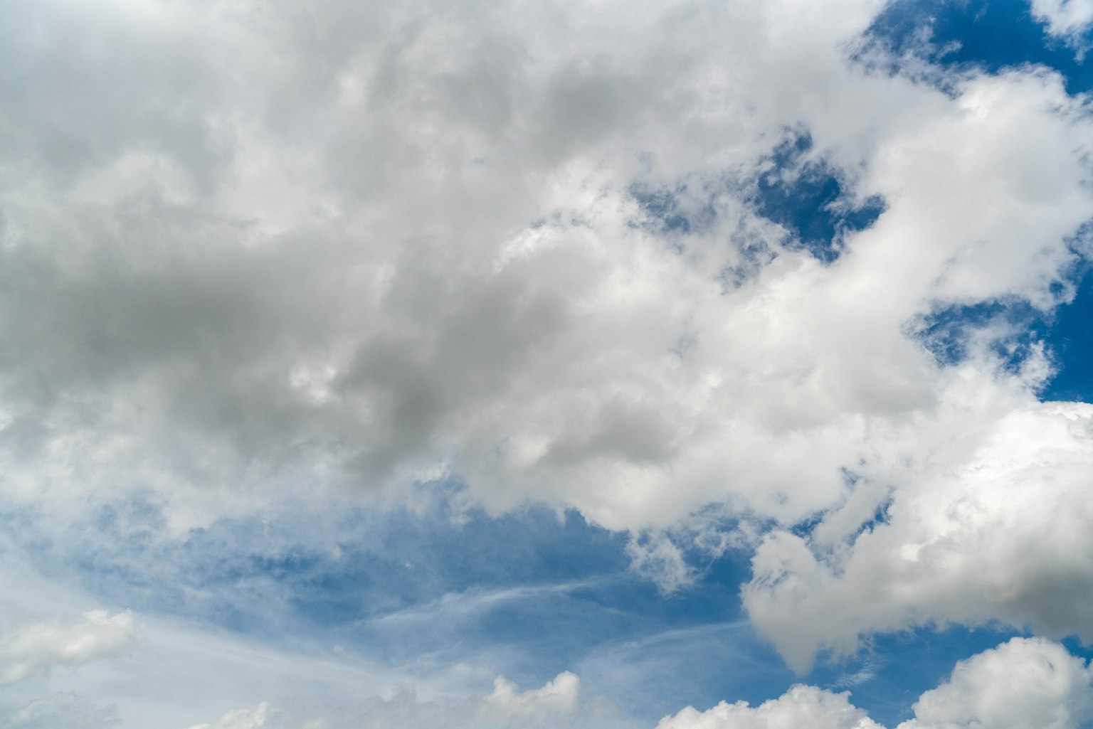 Pemandangan langit biru dengan awan putih
