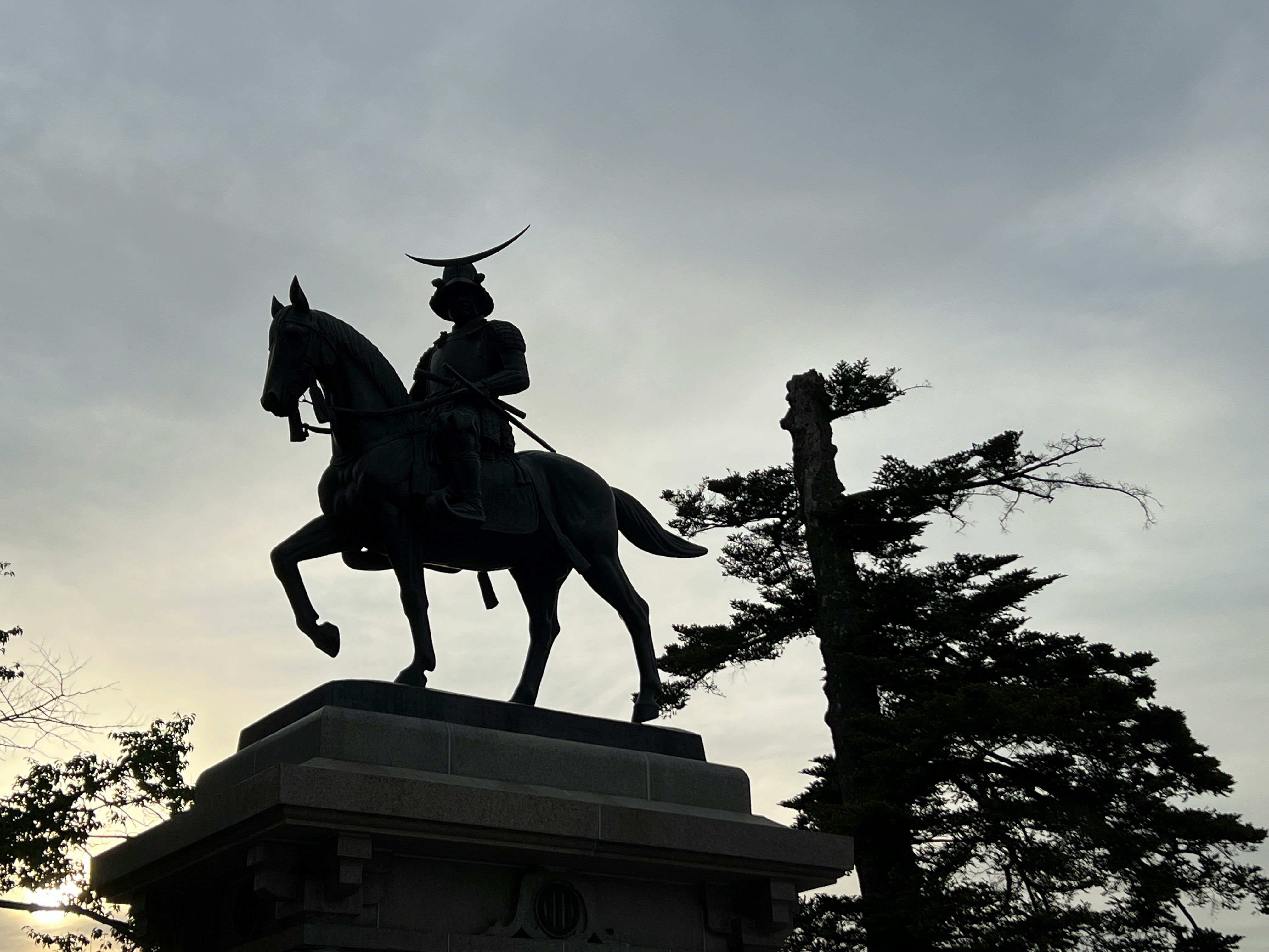 陰天背景下的騎馬雕像剪影