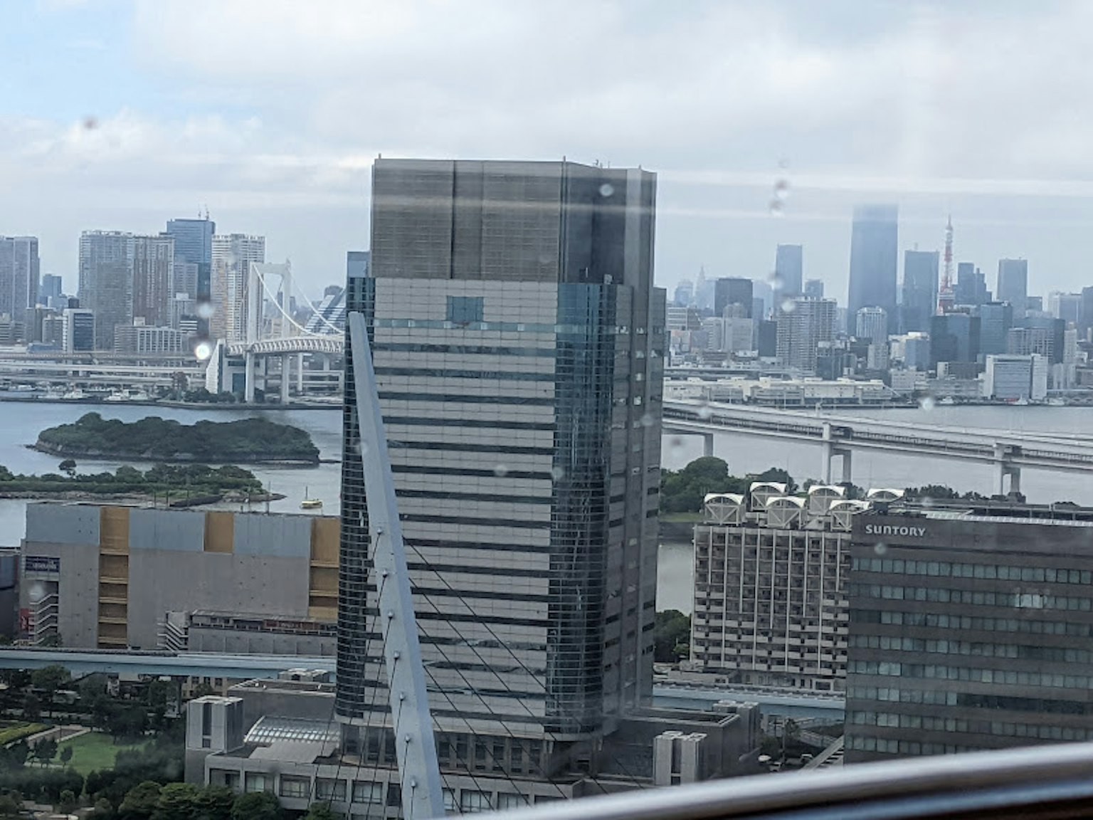 Panorama di Tokyo con grattacieli e un fiume