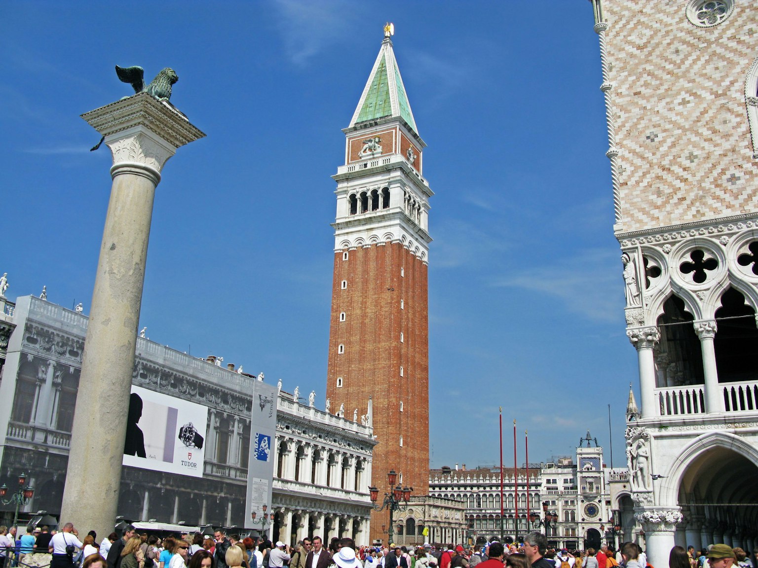 Campanile des Markusplatz mit Touristen