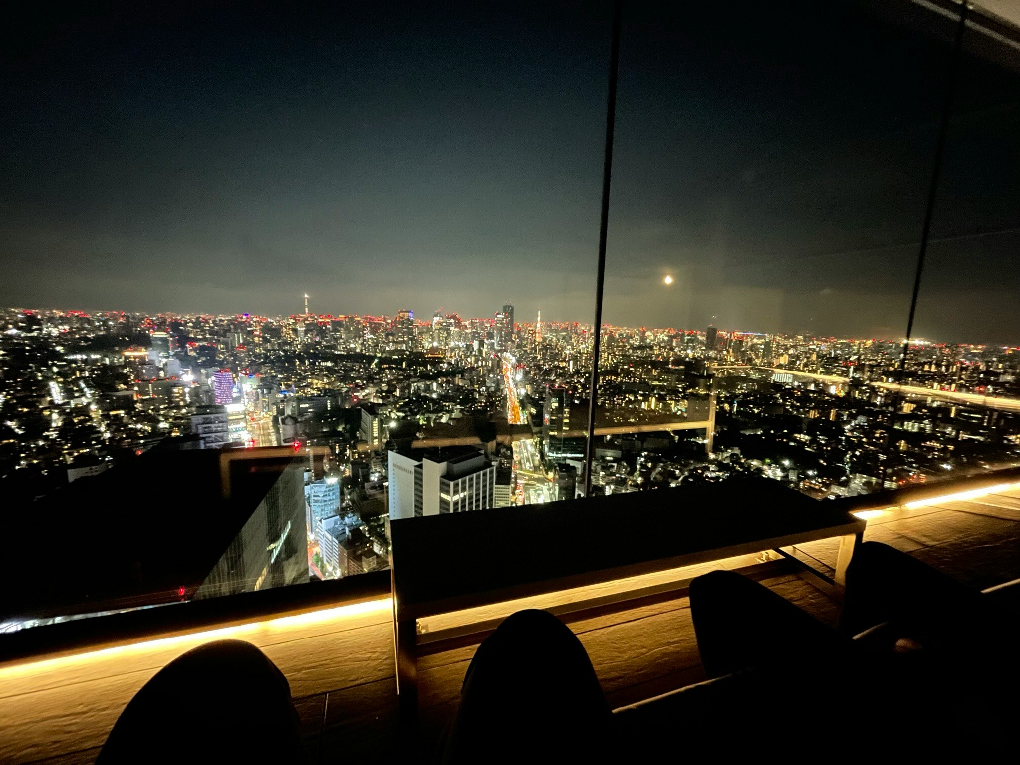 vista nocturna del skyline urbano desde una terraza de observación