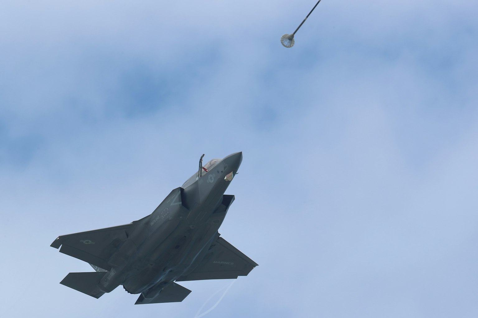 战斗机在空中发射导弹的场景