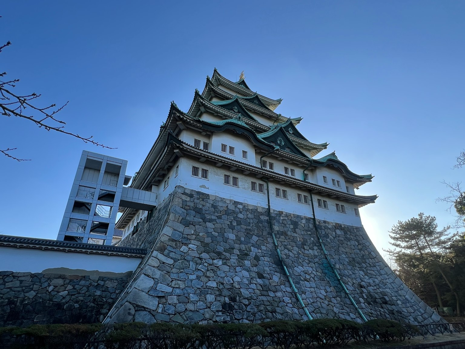 Castillo de Nagoya con muros de piedra y características distintivas del techo