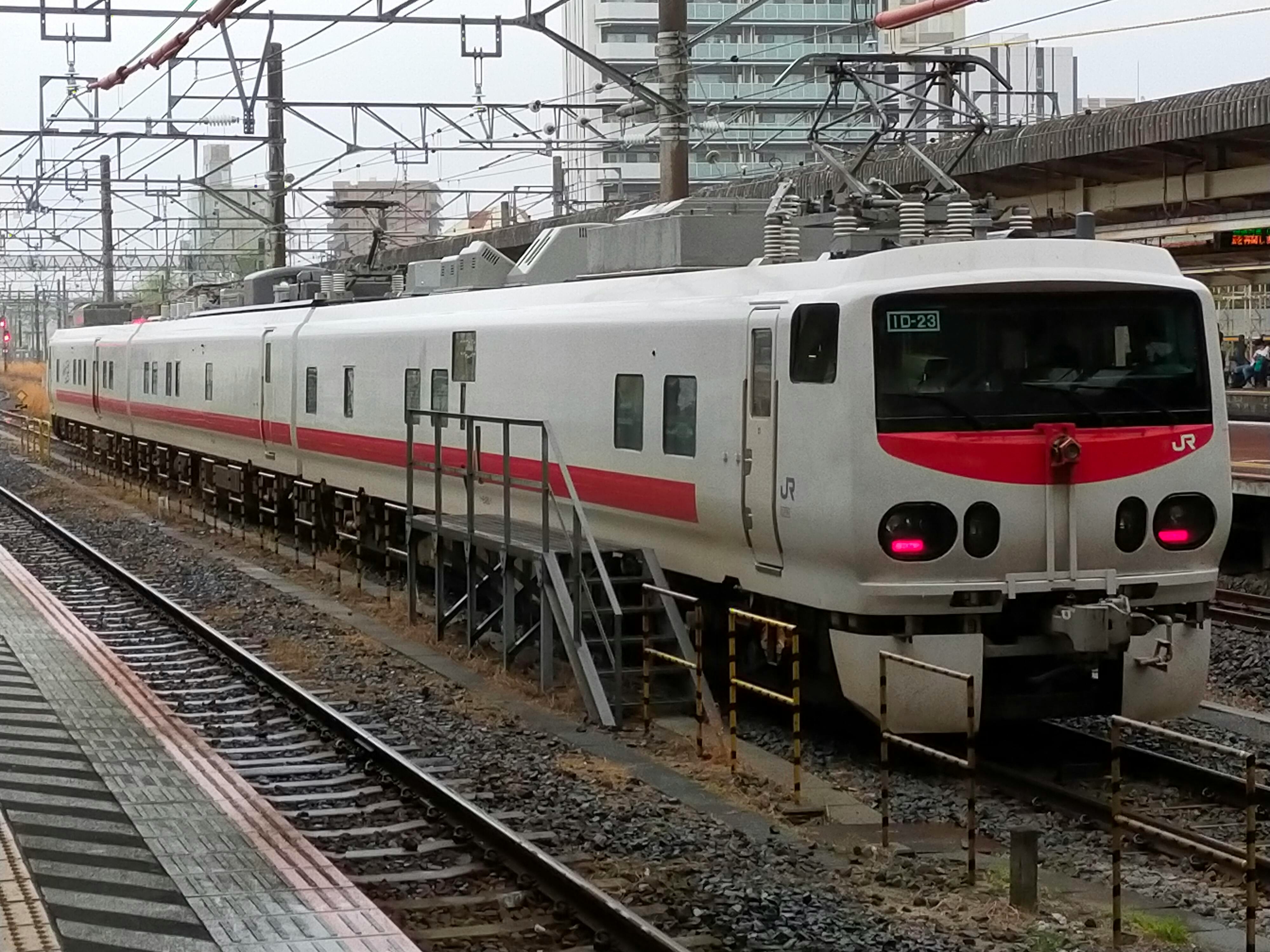 tampak depan kereta ekspres JR di peron stasiun