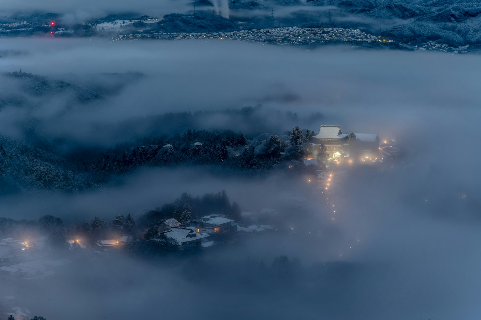 被霧籠罩的風景，閃爍的燈光和建築物