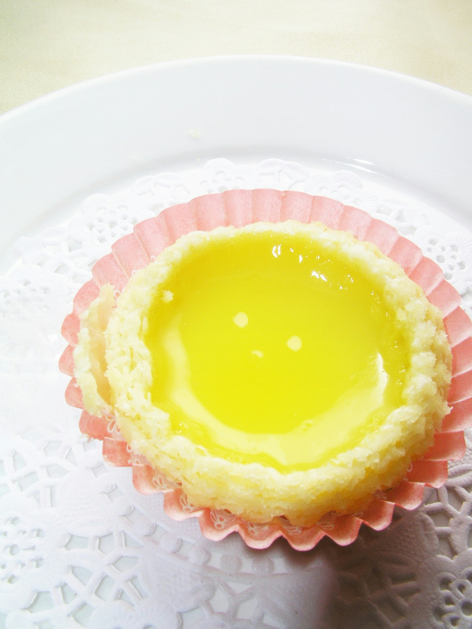 黄色いレモンタルトの断面が見える焼き菓子