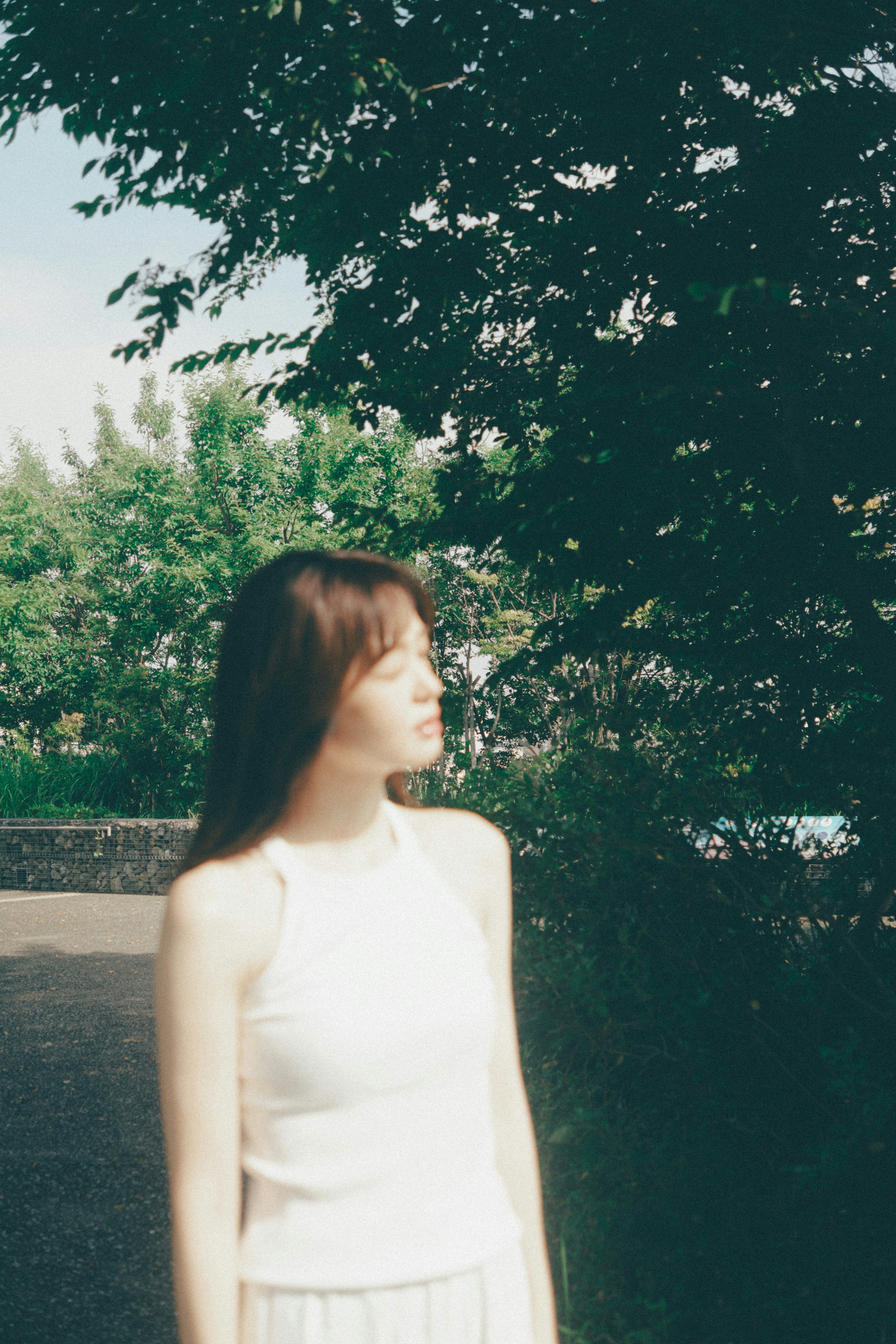 木陰で微笑む女性