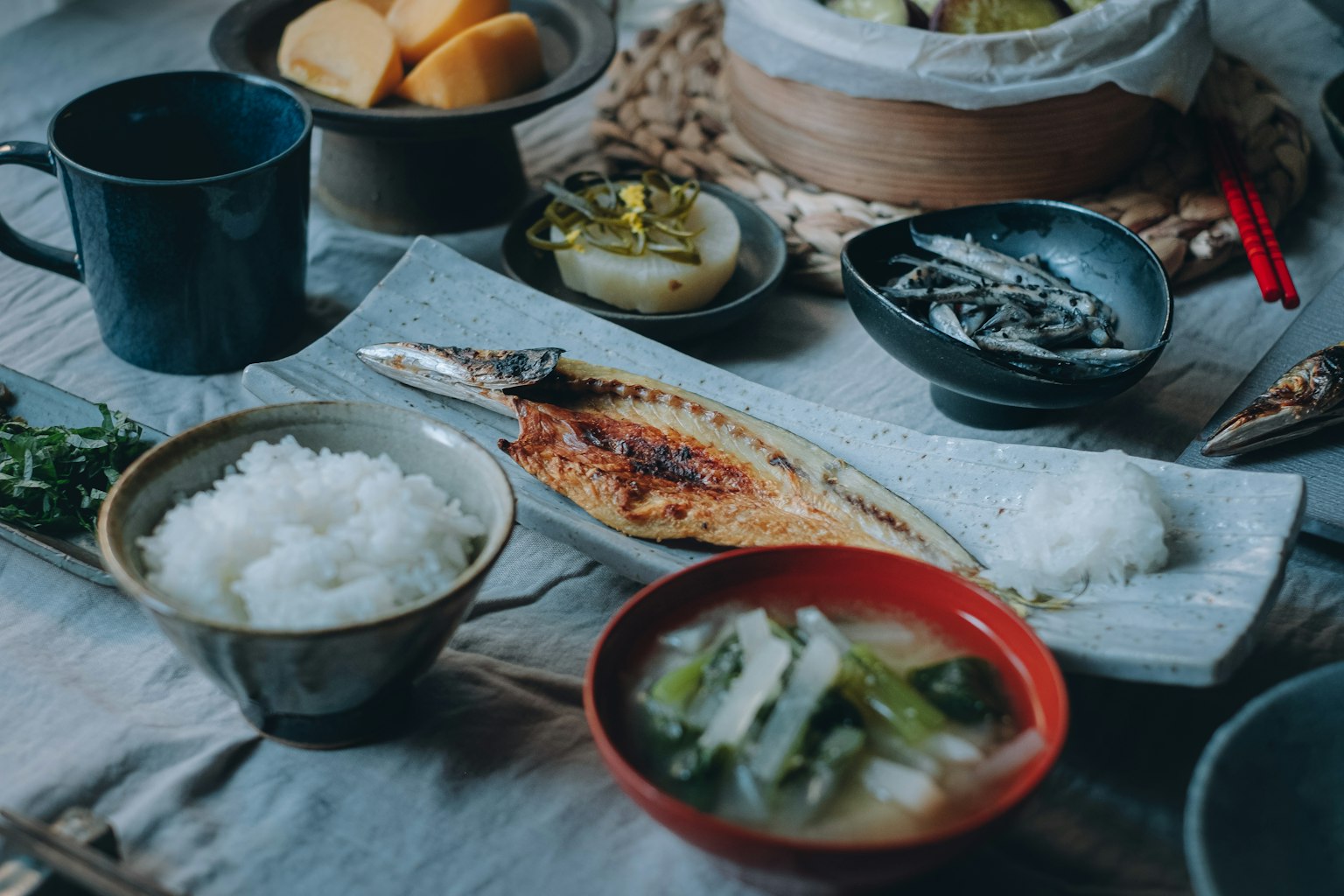 Sarapan Jepang dengan ikan panggang dan nasi disajikan dalam piring tradisional