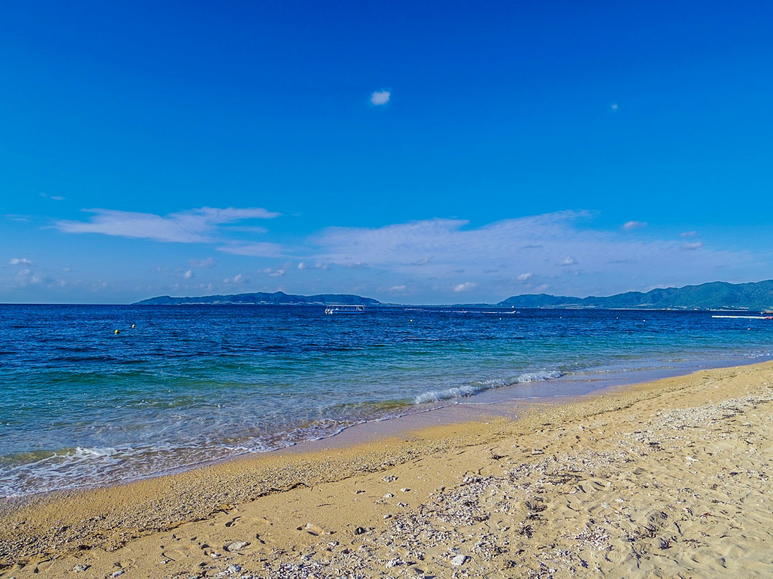 Paysage de plage avec ciel bleu et océan