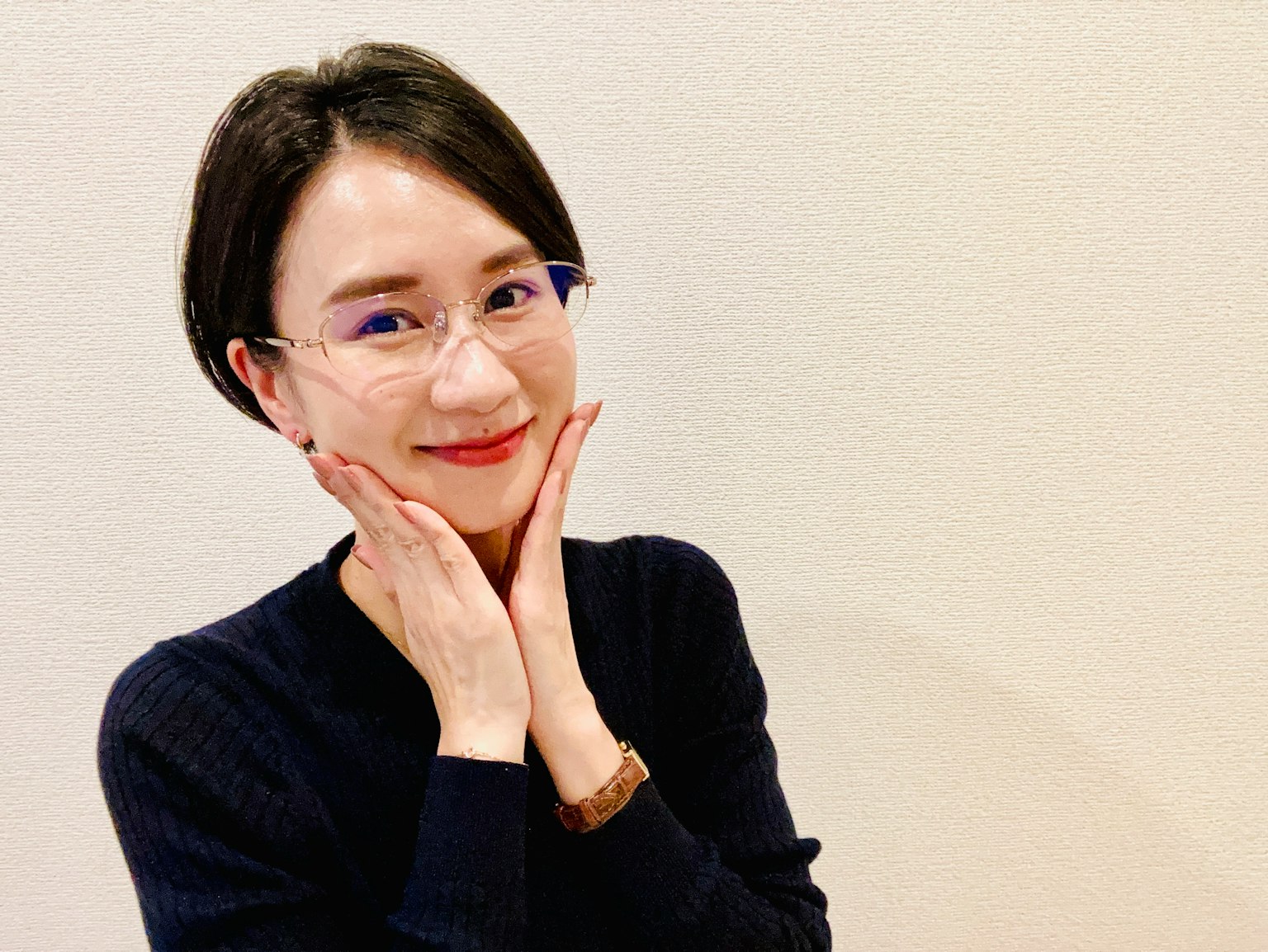 微笑的女性用手托著臉