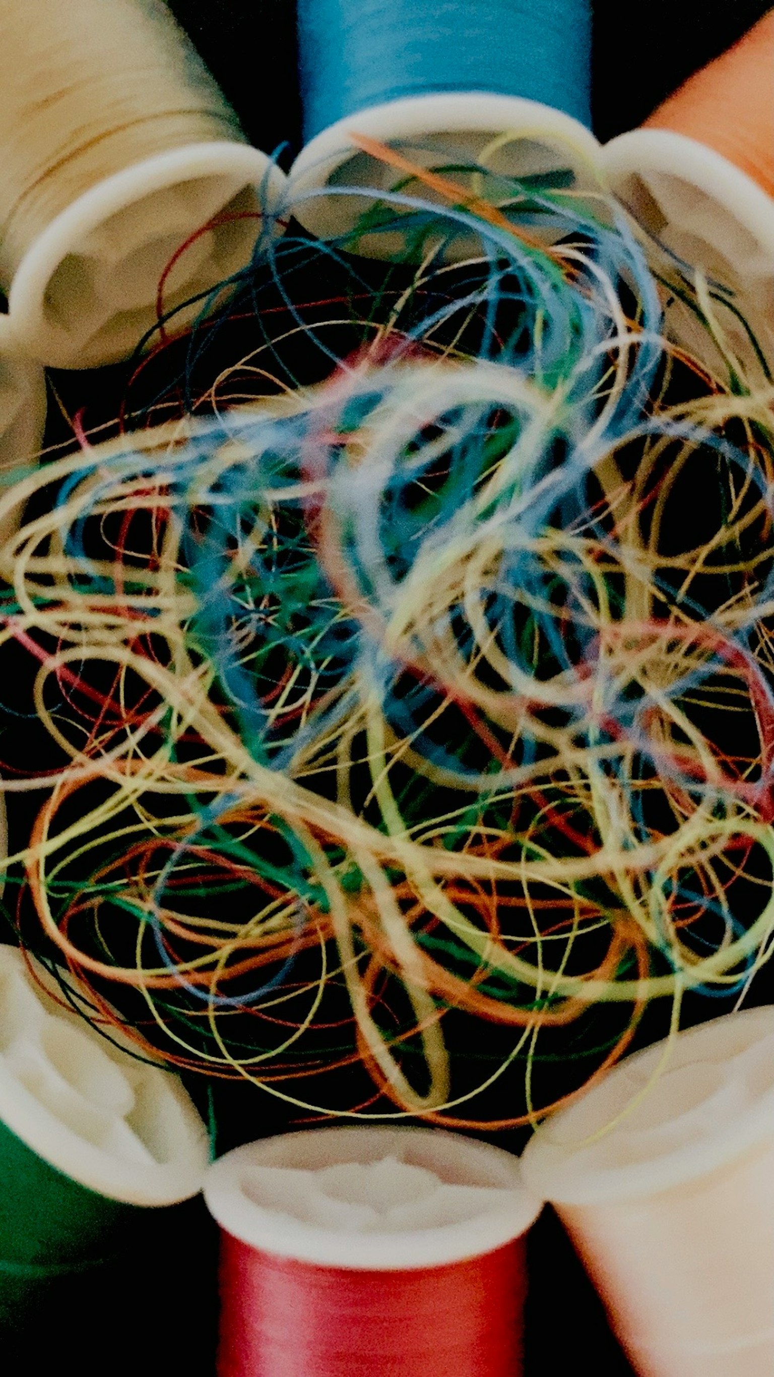 Immagine che mostra fili colorati attorcigliati