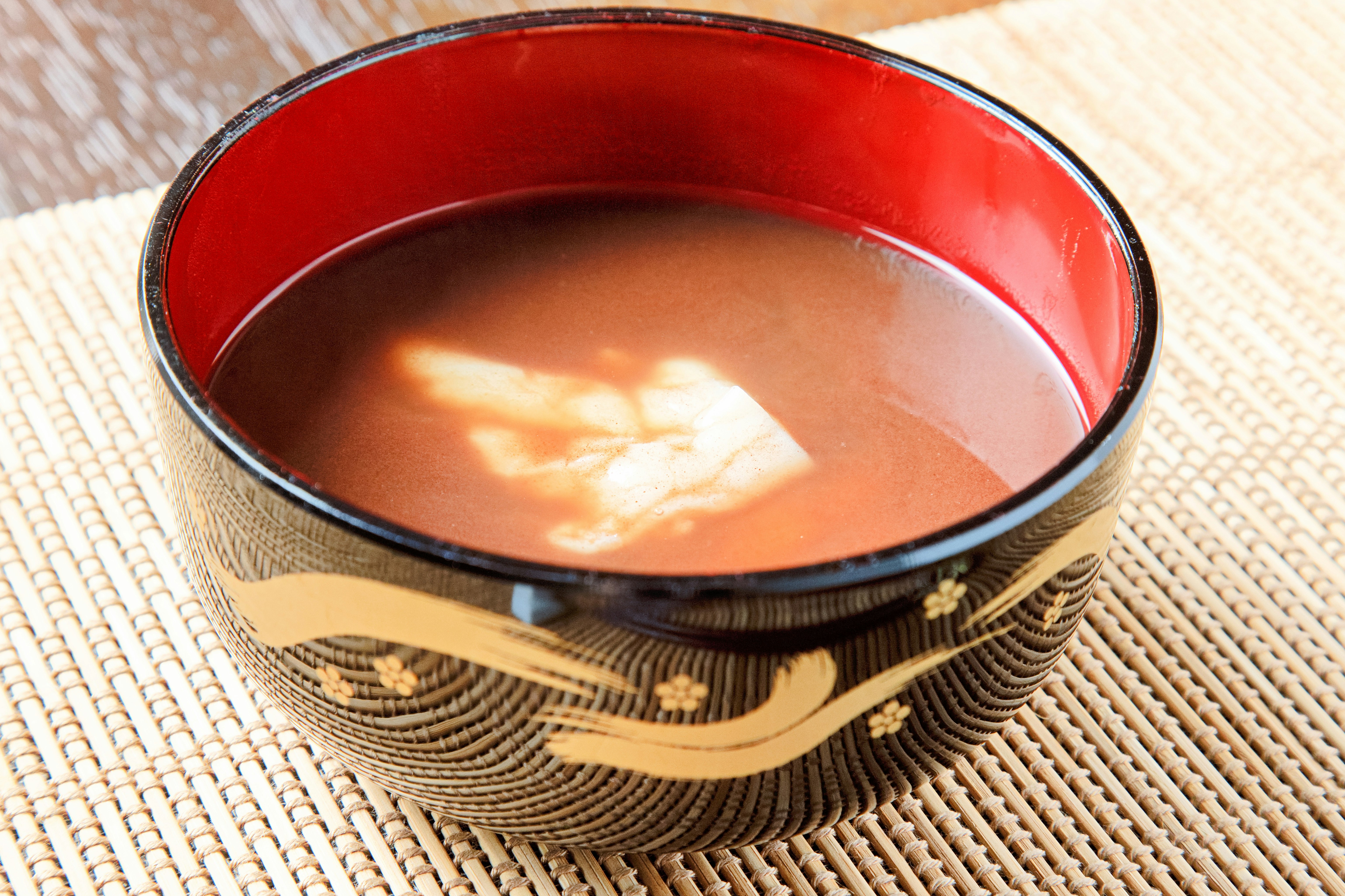 お汁粉の入った赤い汁椀