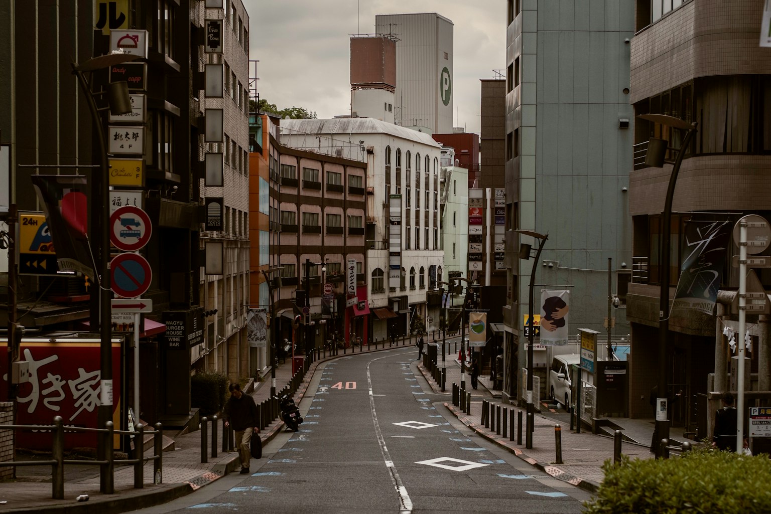 Straßenansicht von Tokio mit Gebäuden und Fußgängern