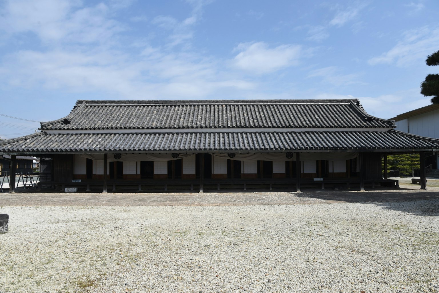 Traditionelles japanisches Gebäude unter blauem Himmel