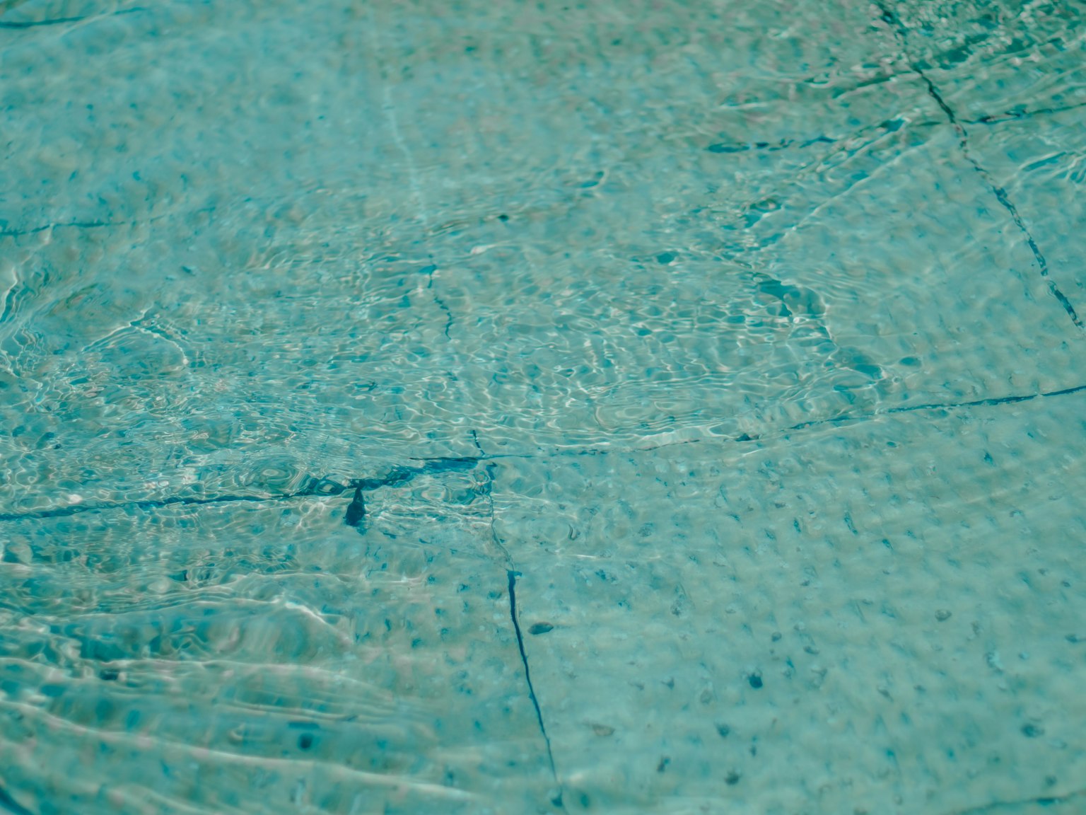 Surface texturée de l'eau bleue avec des ondulations
