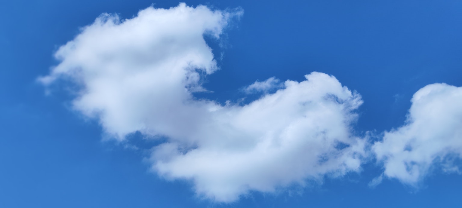 Nuvole bianche in un cielo blu con forme uniche
