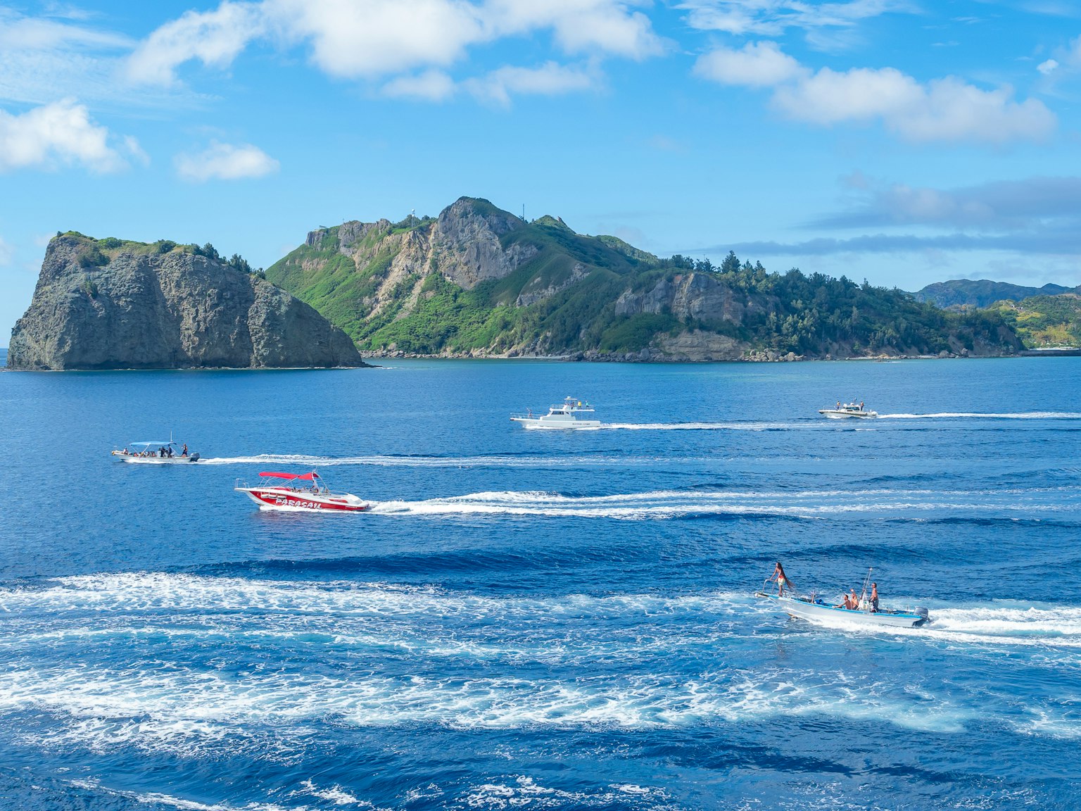 Vista escénica del océano azul y el cielo con barcos navegando
