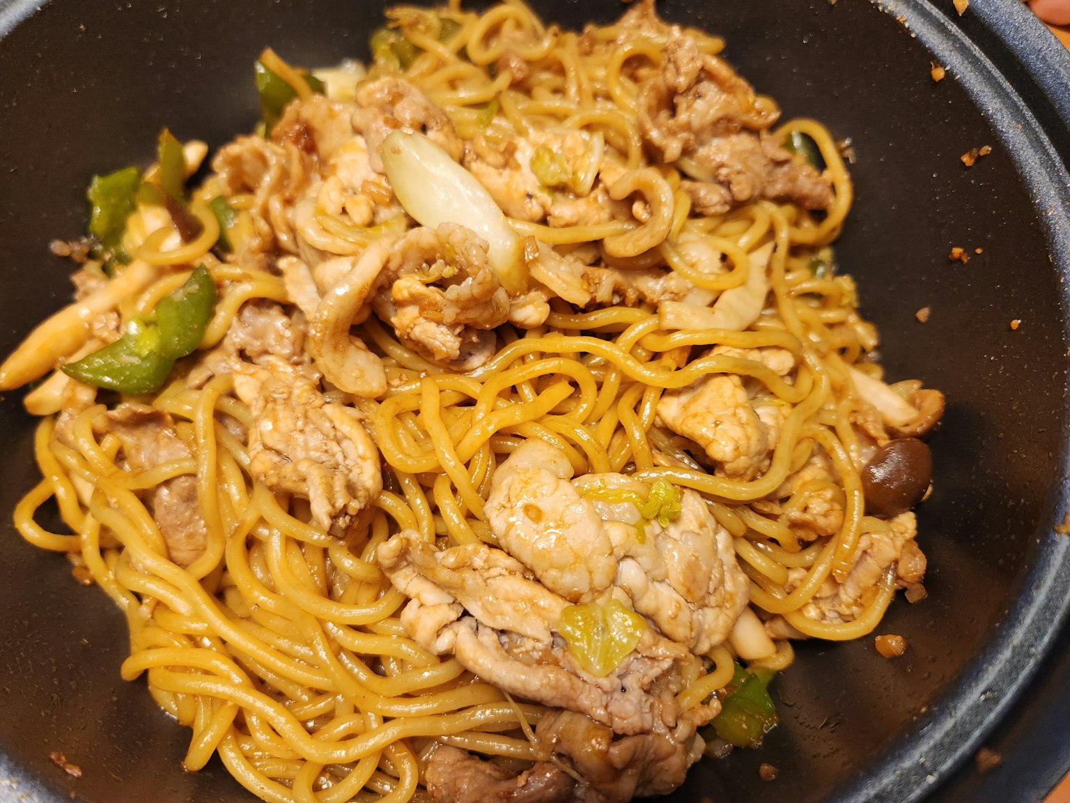 炒雞肉和蔬菜在麵條盤上
