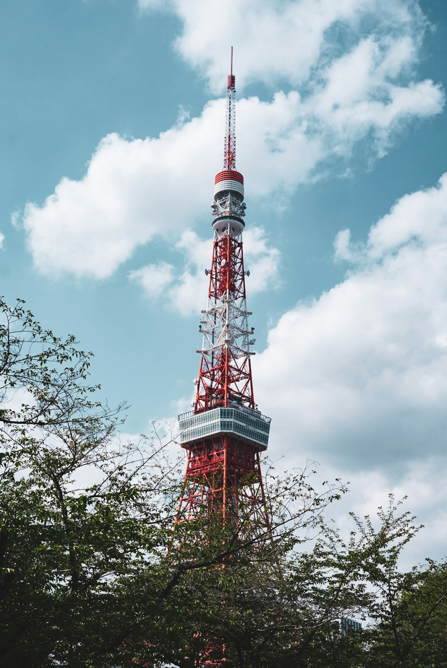 La Tokyo Tower si erge sotto un cielo blu