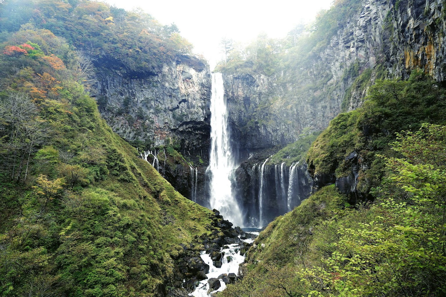 被郁郁葱葱的山脉包围的美丽瀑布
